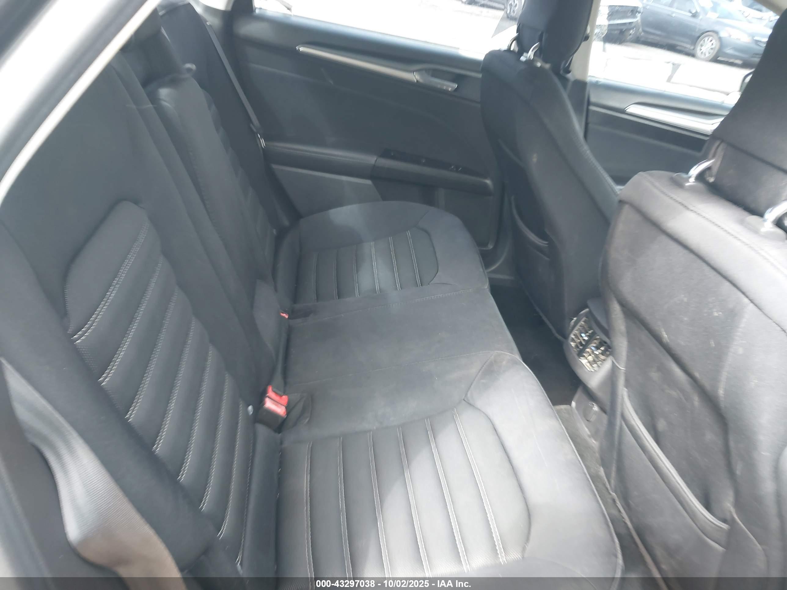 FORD FUSION image 8