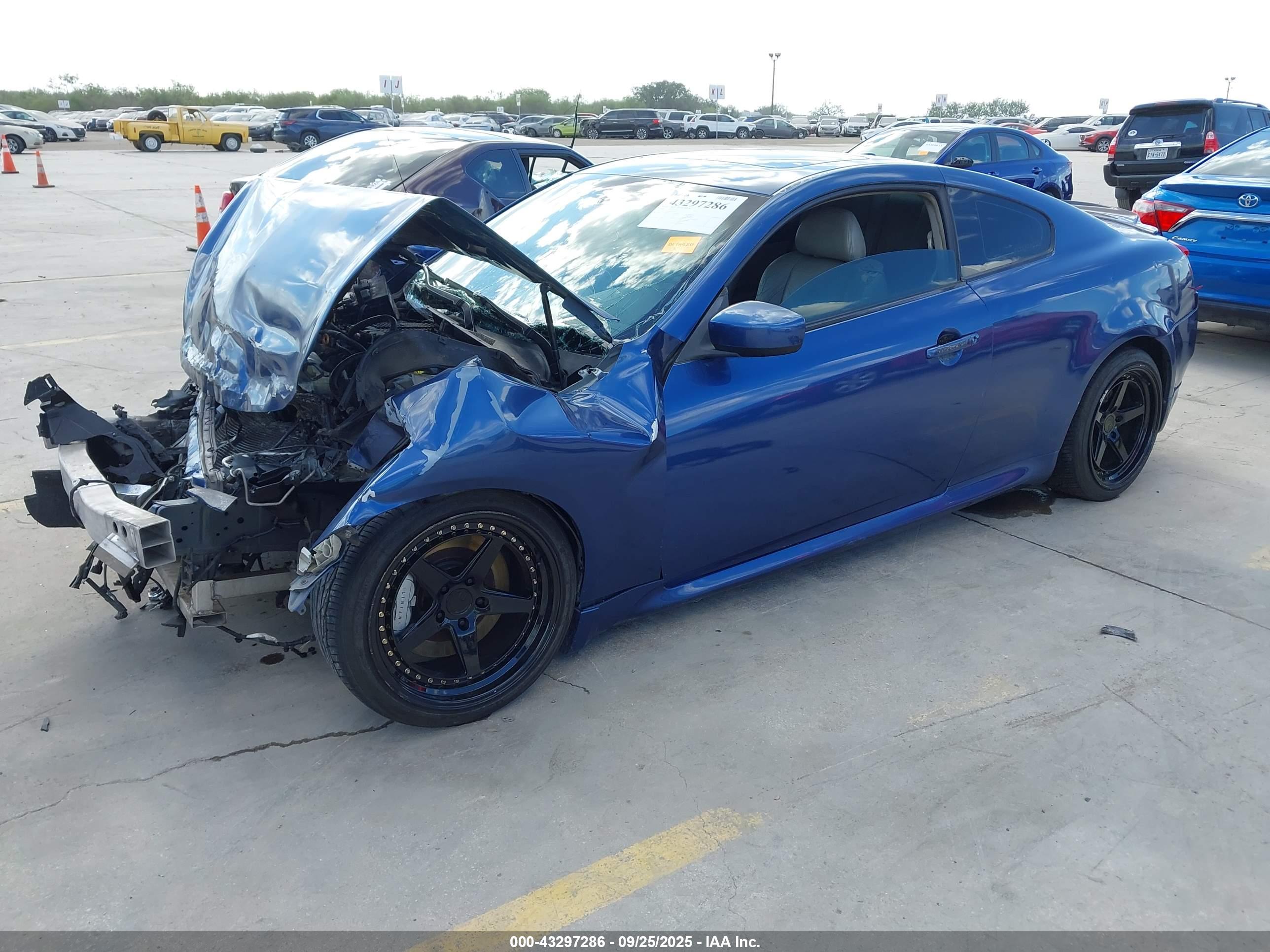 INFINITI G37 image 2