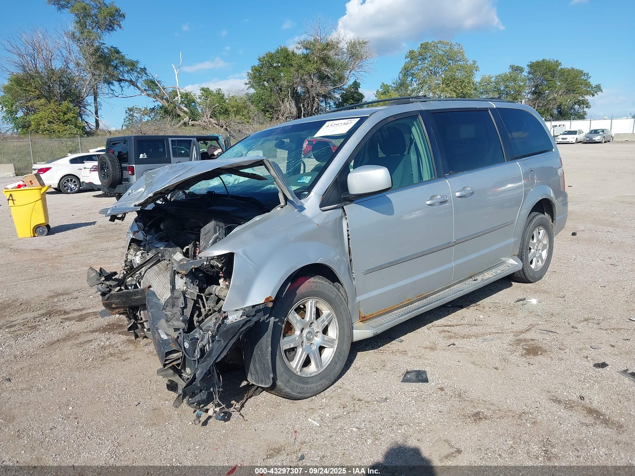 CHRYSLER TOWN image 2