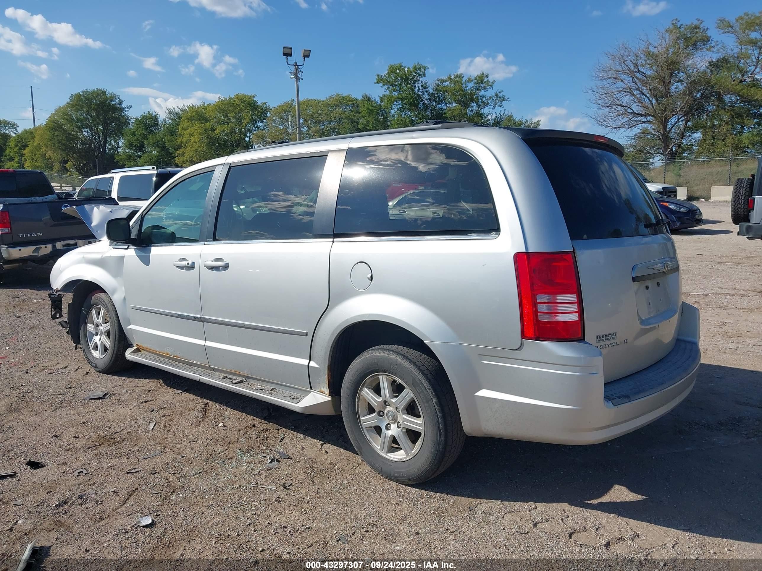 CHRYSLER TOWN image 3