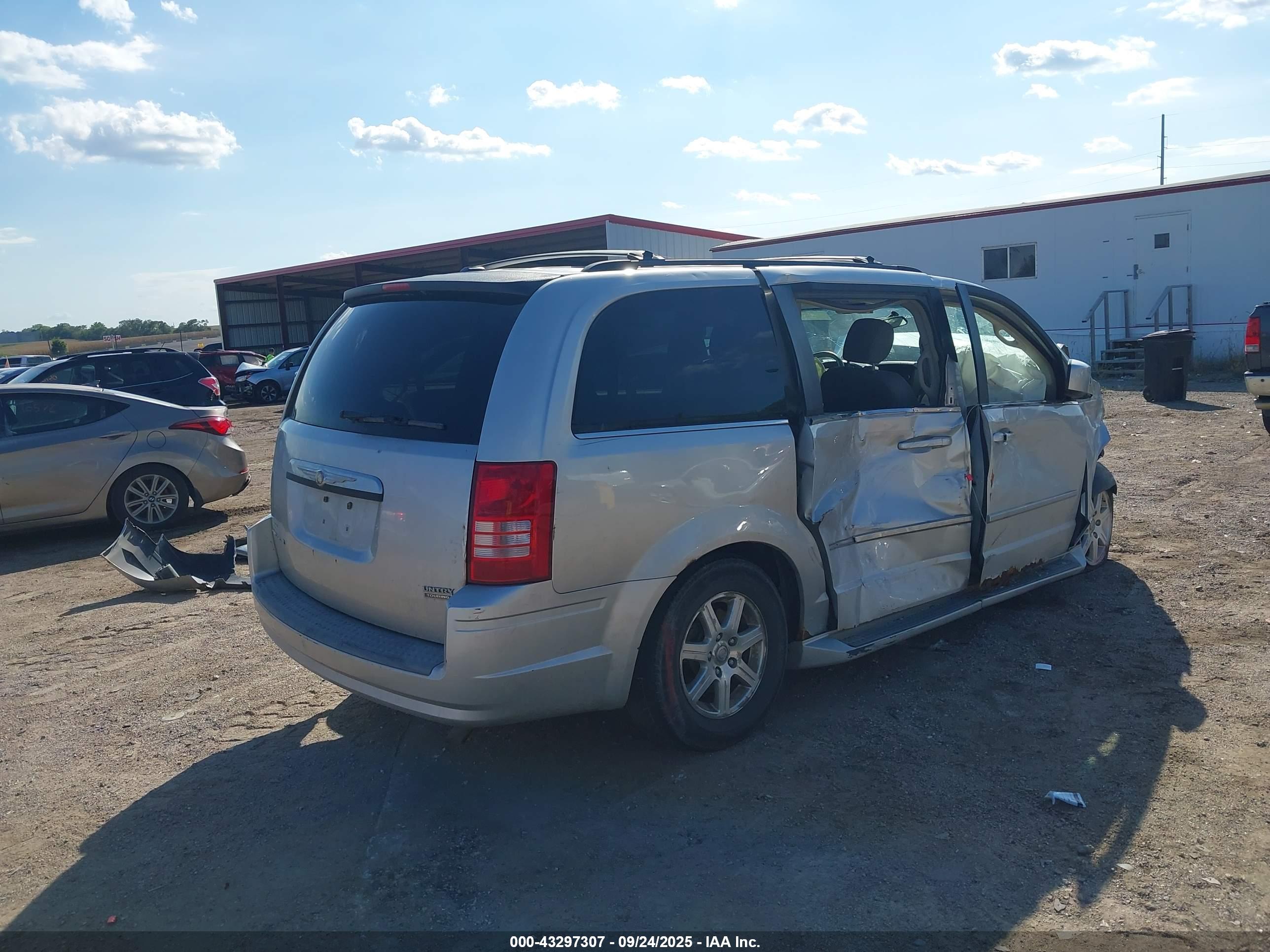 CHRYSLER TOWN image 4