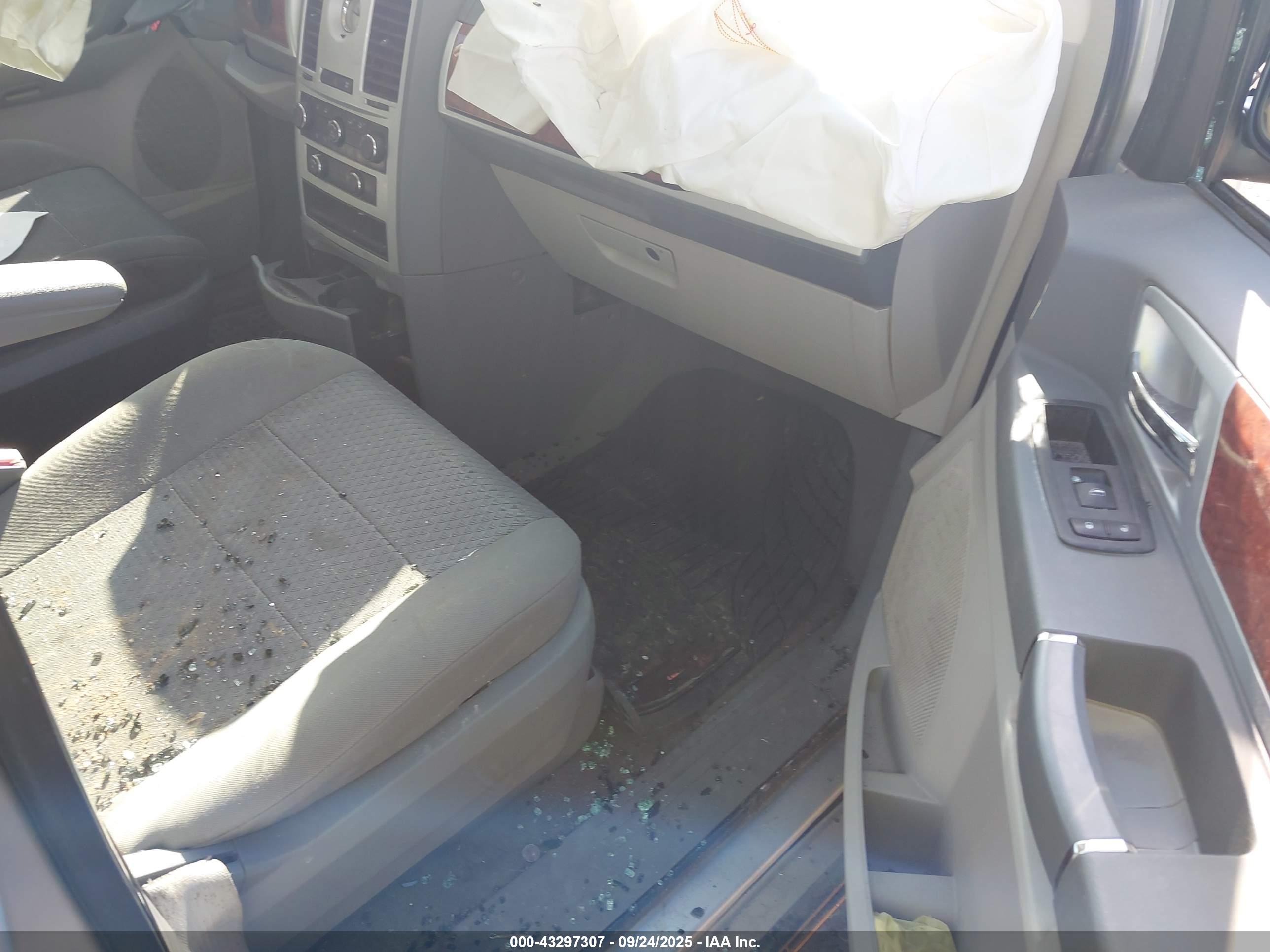 CHRYSLER TOWN image 5