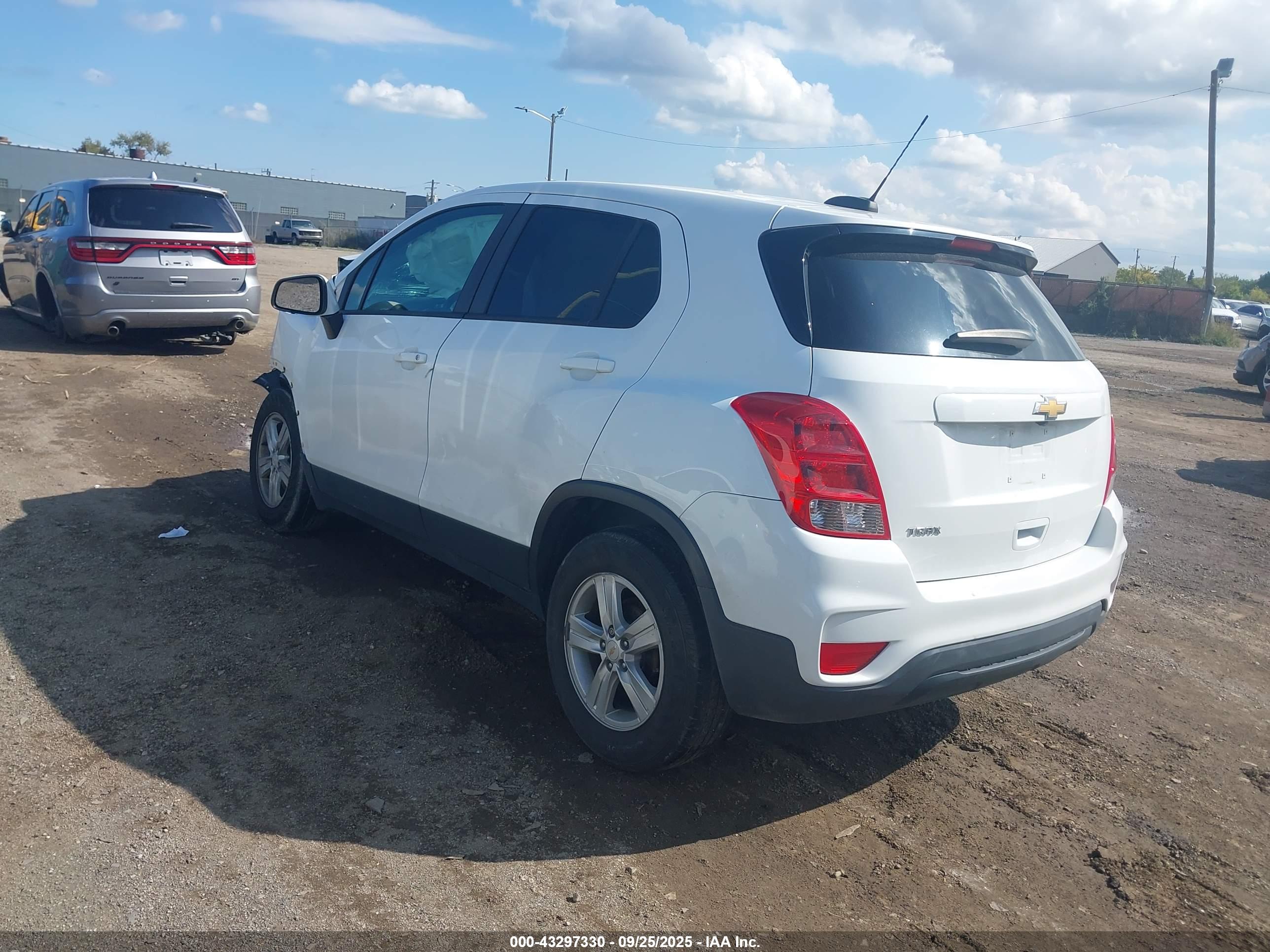 CHEVROLET TRAX image 3