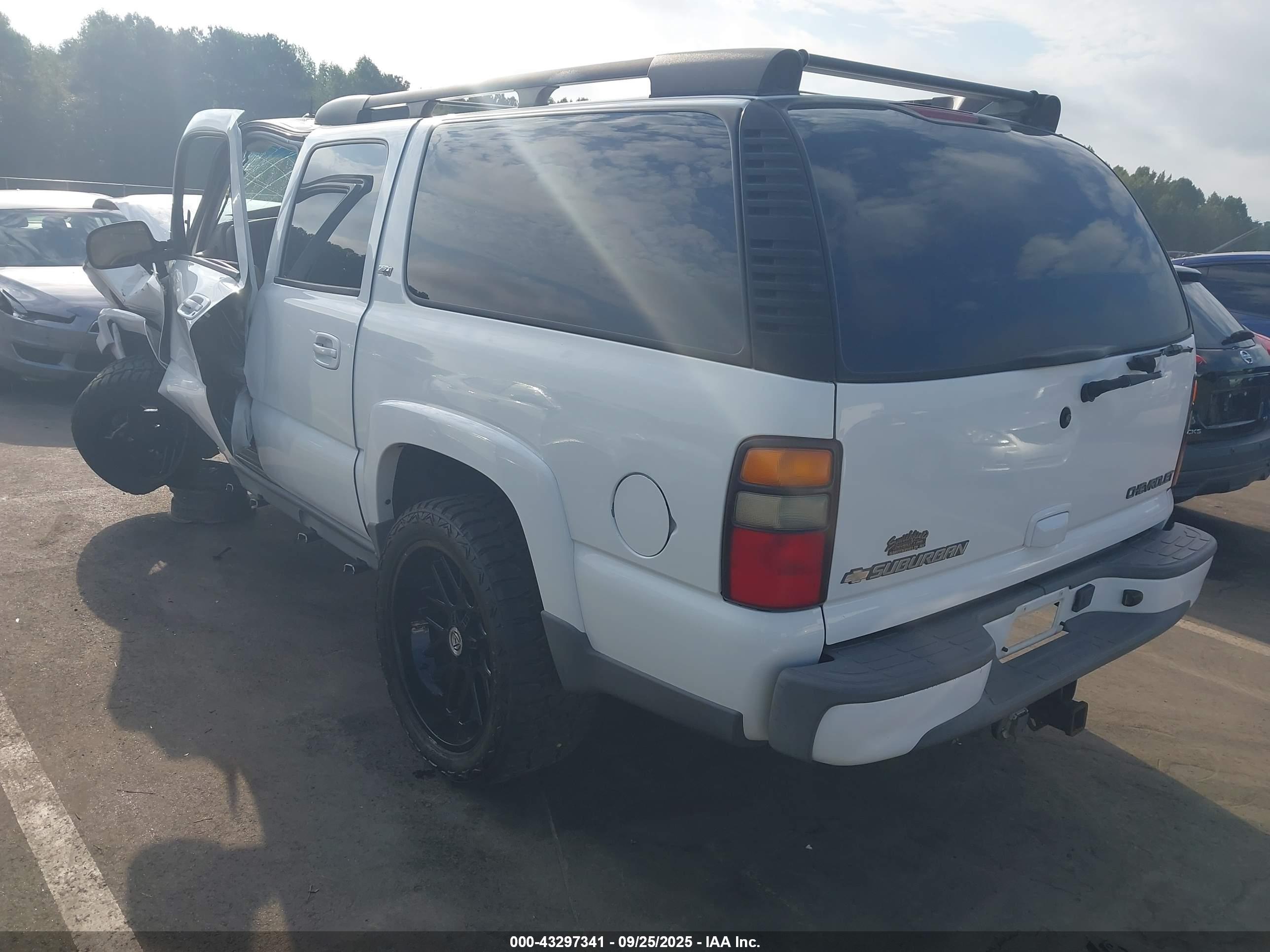 CHEVROLET SUBURBAN image 3
