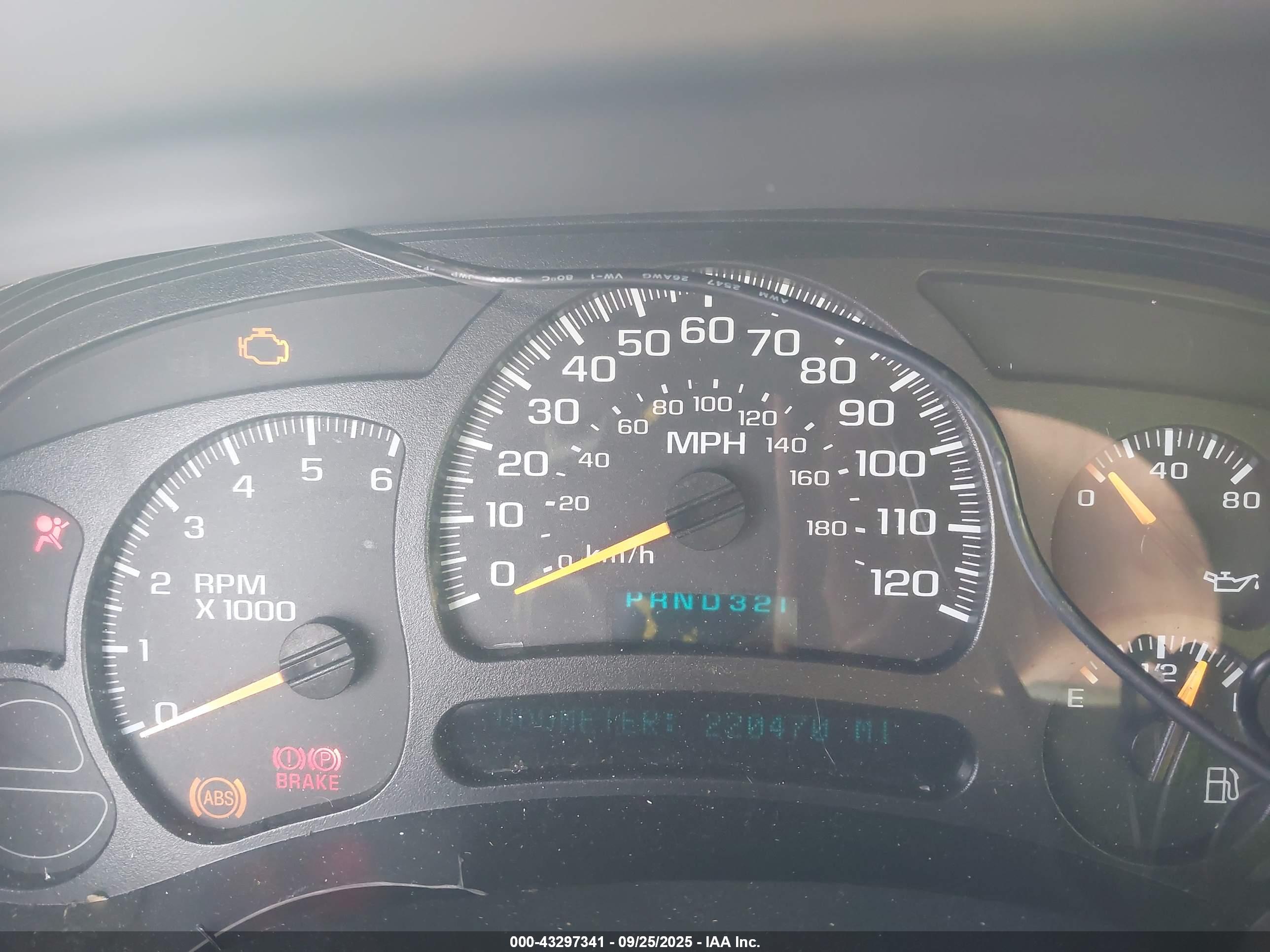 CHEVROLET SUBURBAN image 7