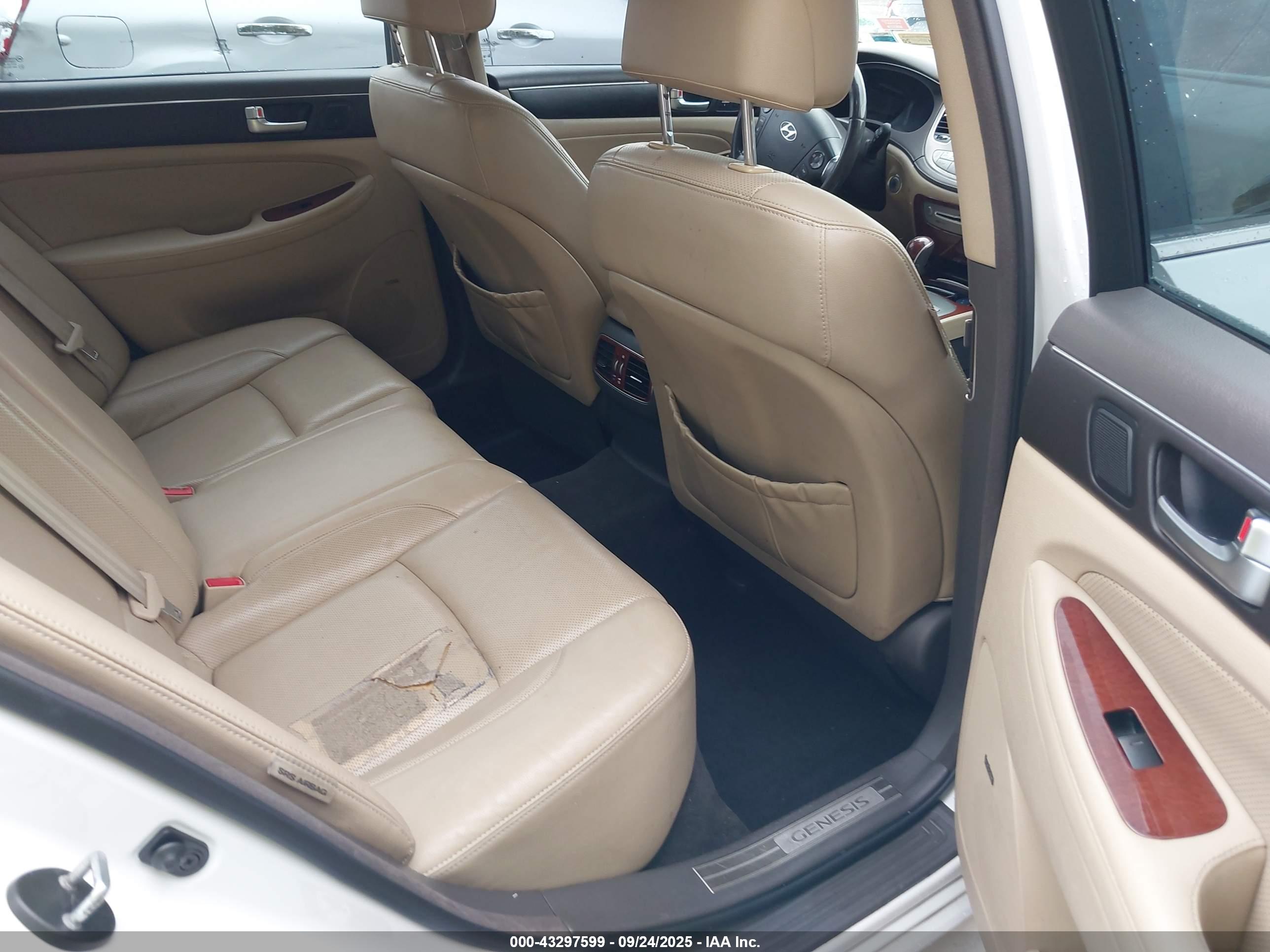 HYUNDAI GENESIS image 8