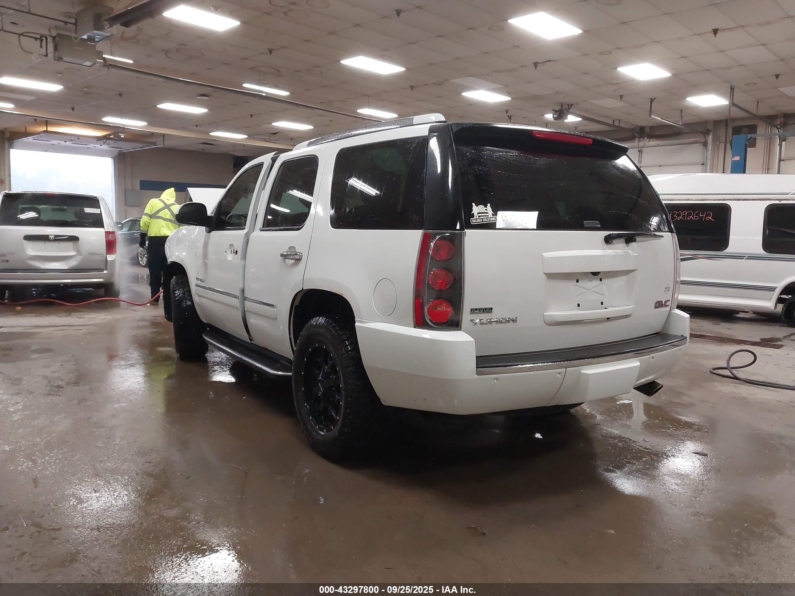 GMC YUKON image 3