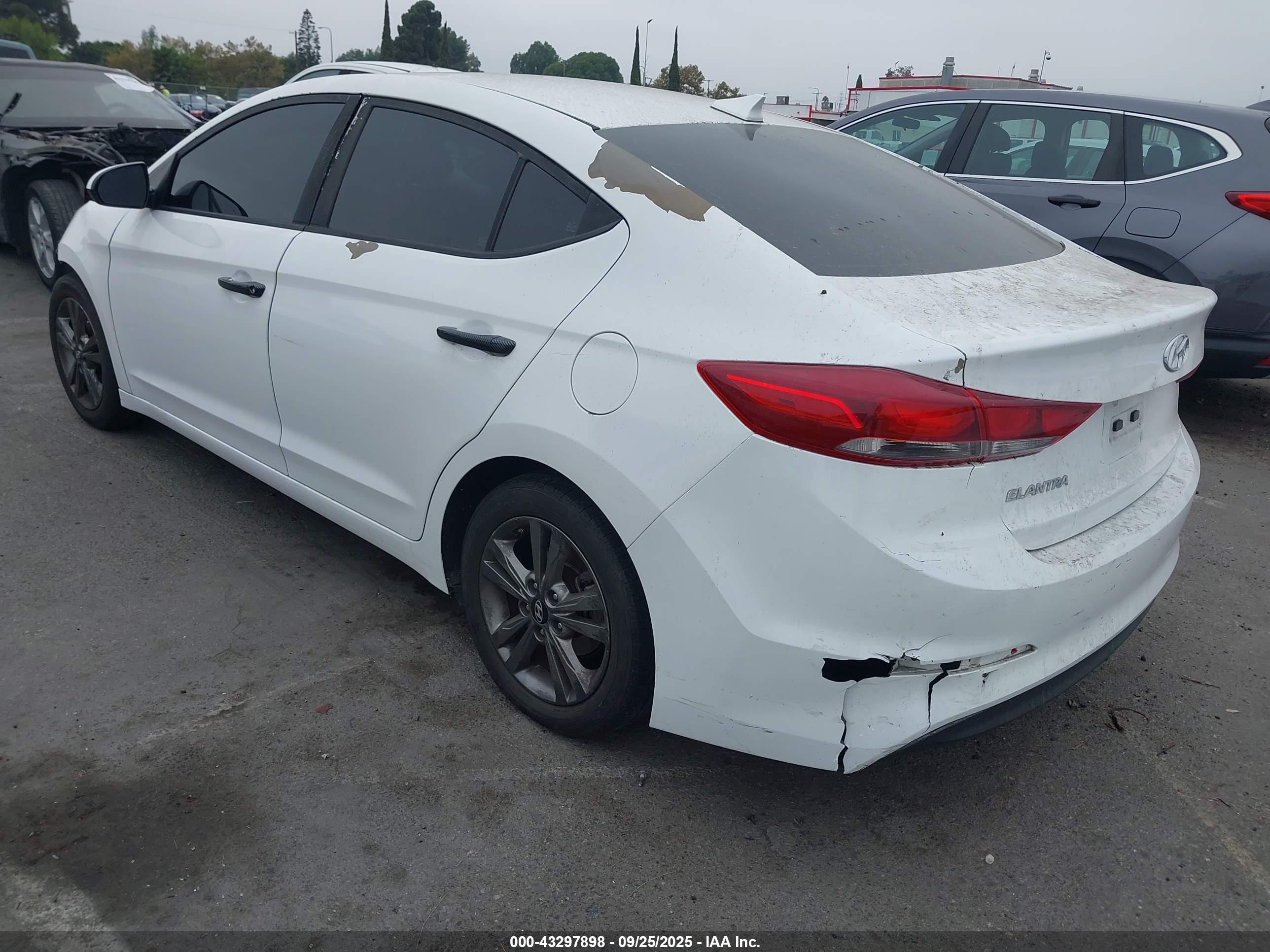 HYUNDAI ELANTRA image 3