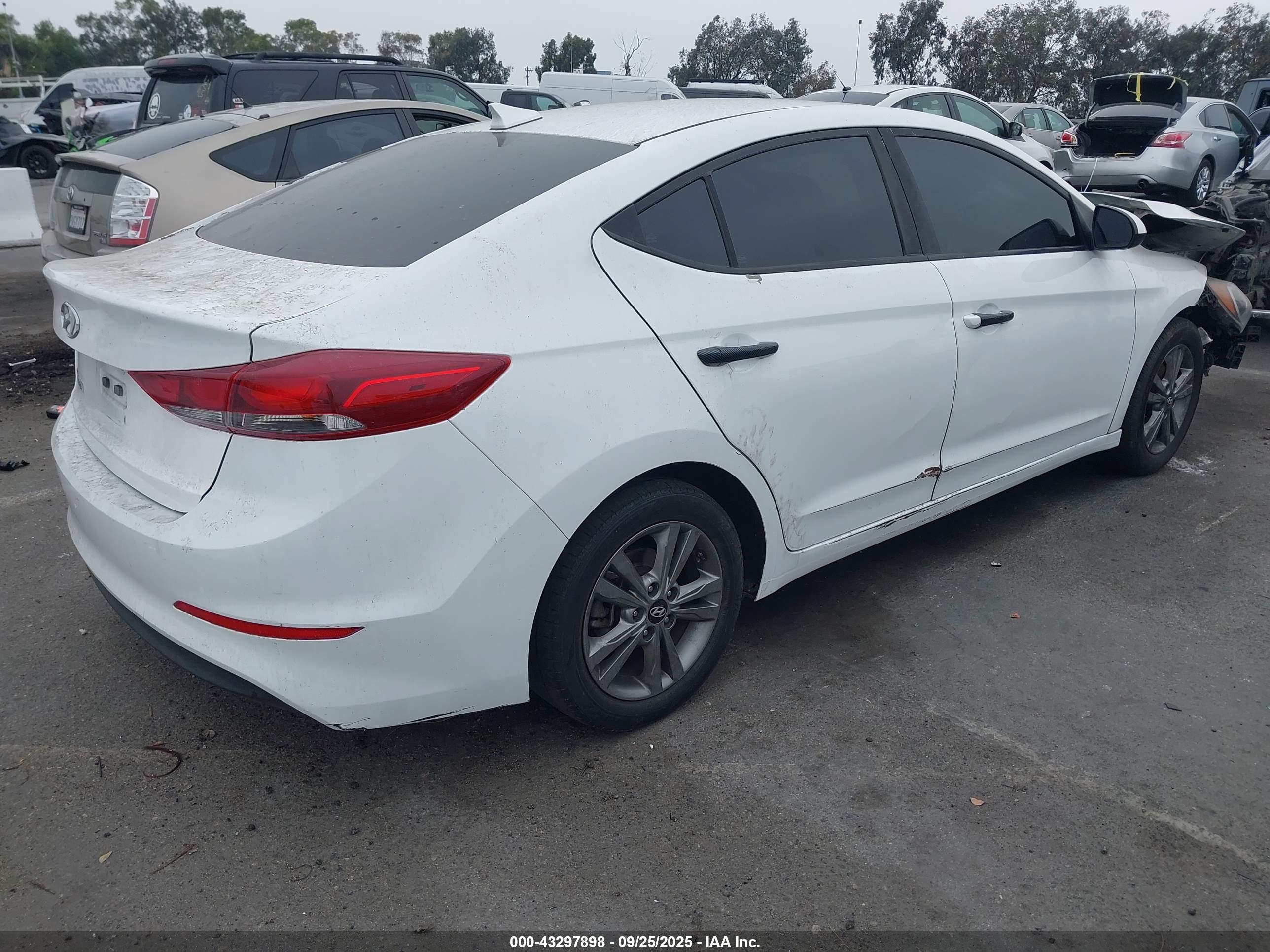 HYUNDAI ELANTRA image 4