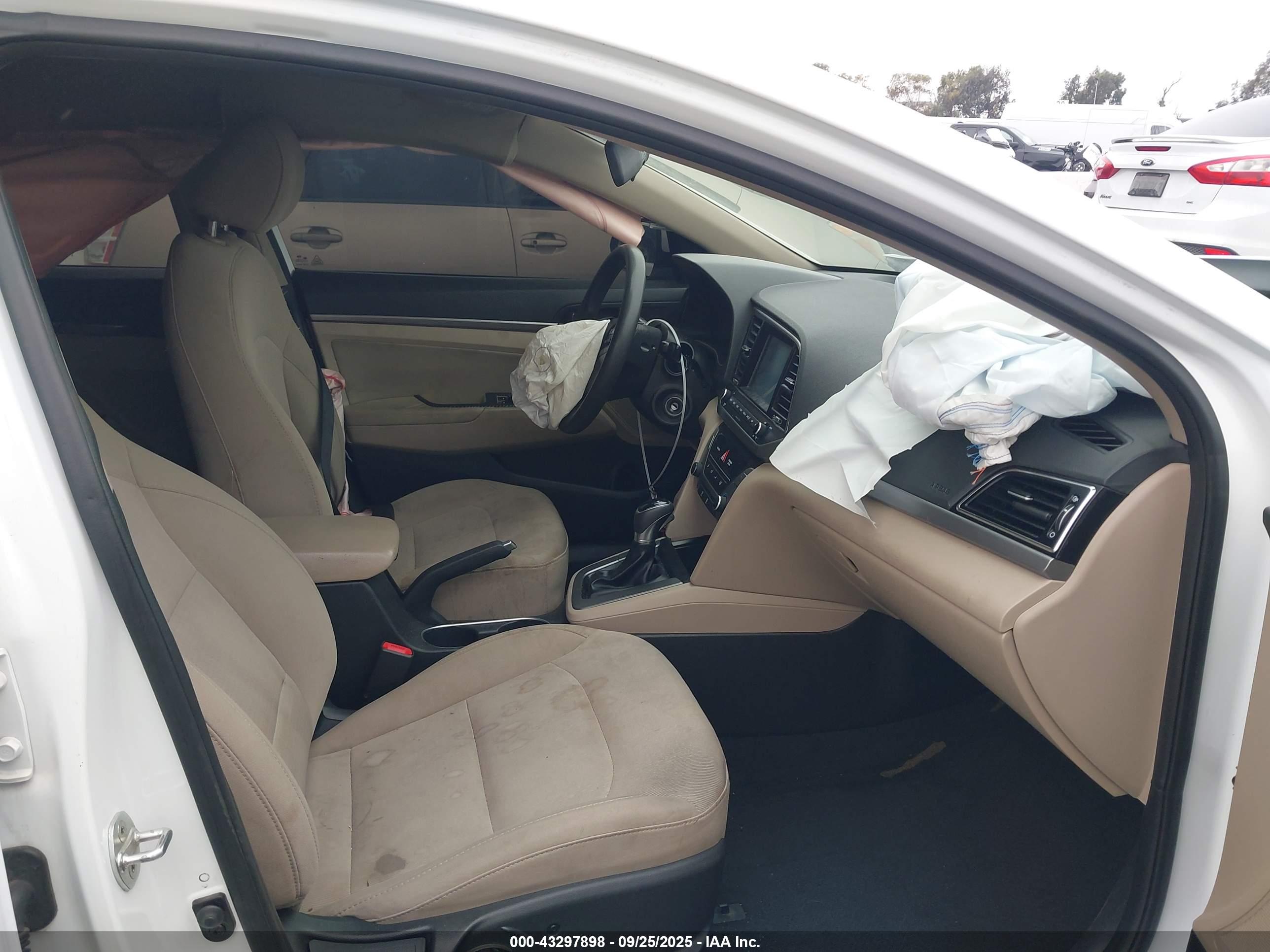 HYUNDAI ELANTRA image 5