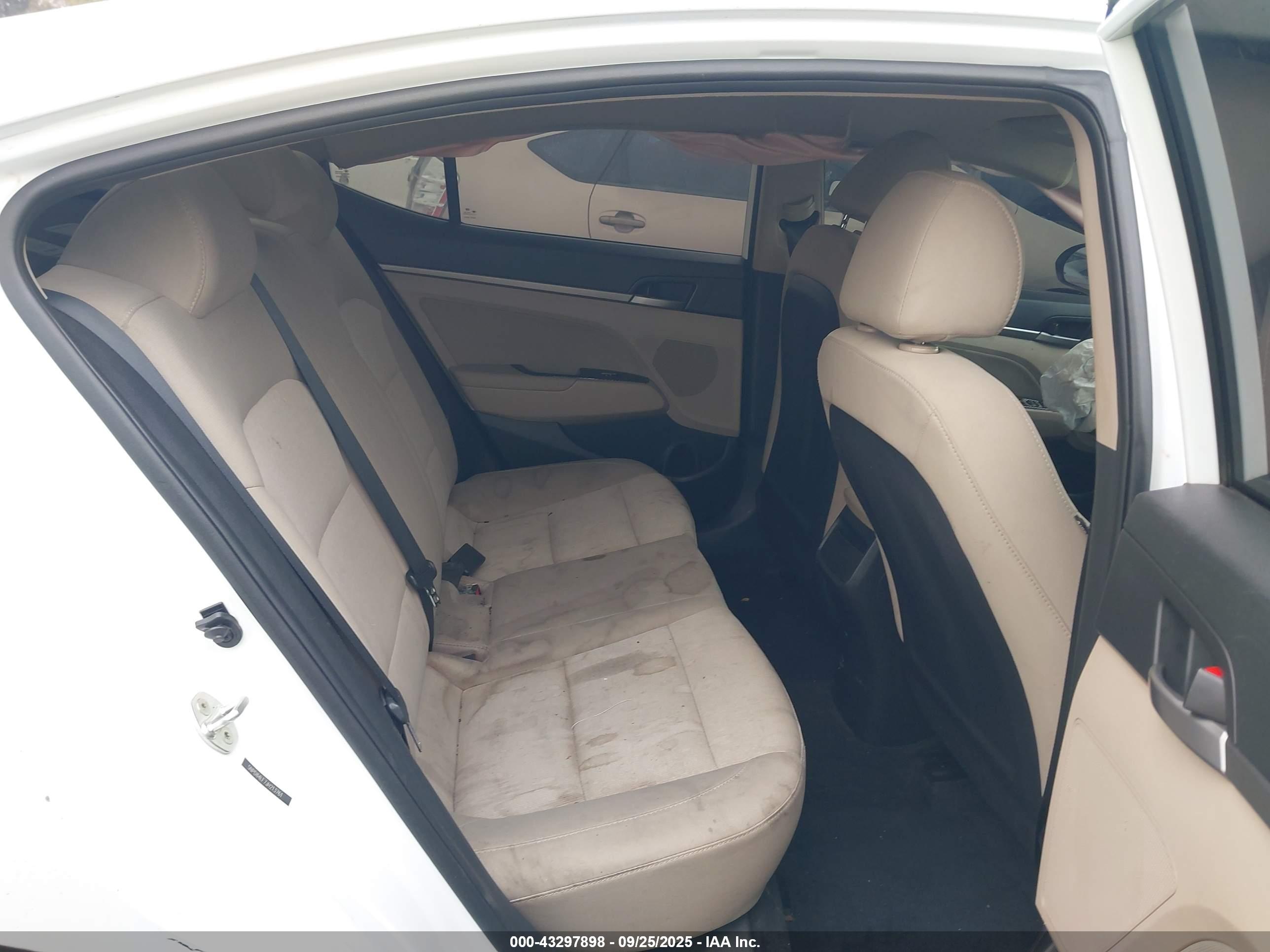 HYUNDAI ELANTRA image 8