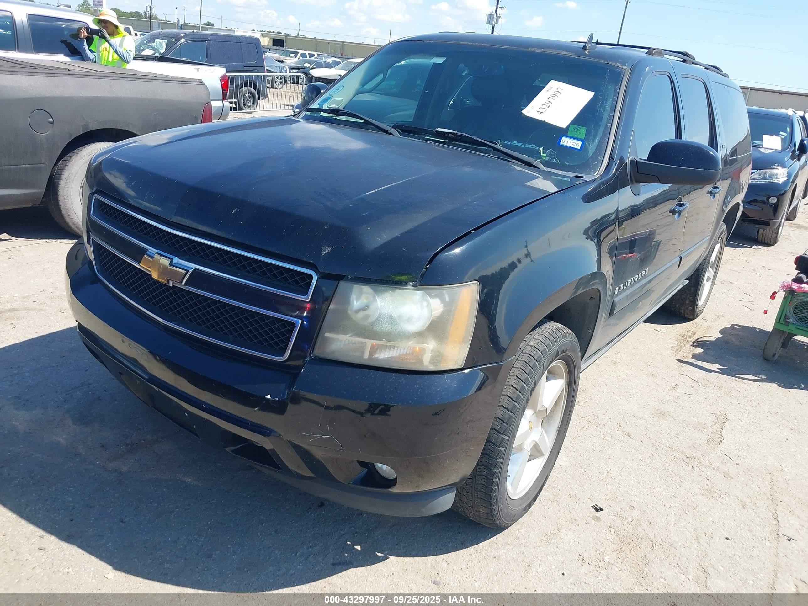 CHEVROLET SUBURBAN image 2