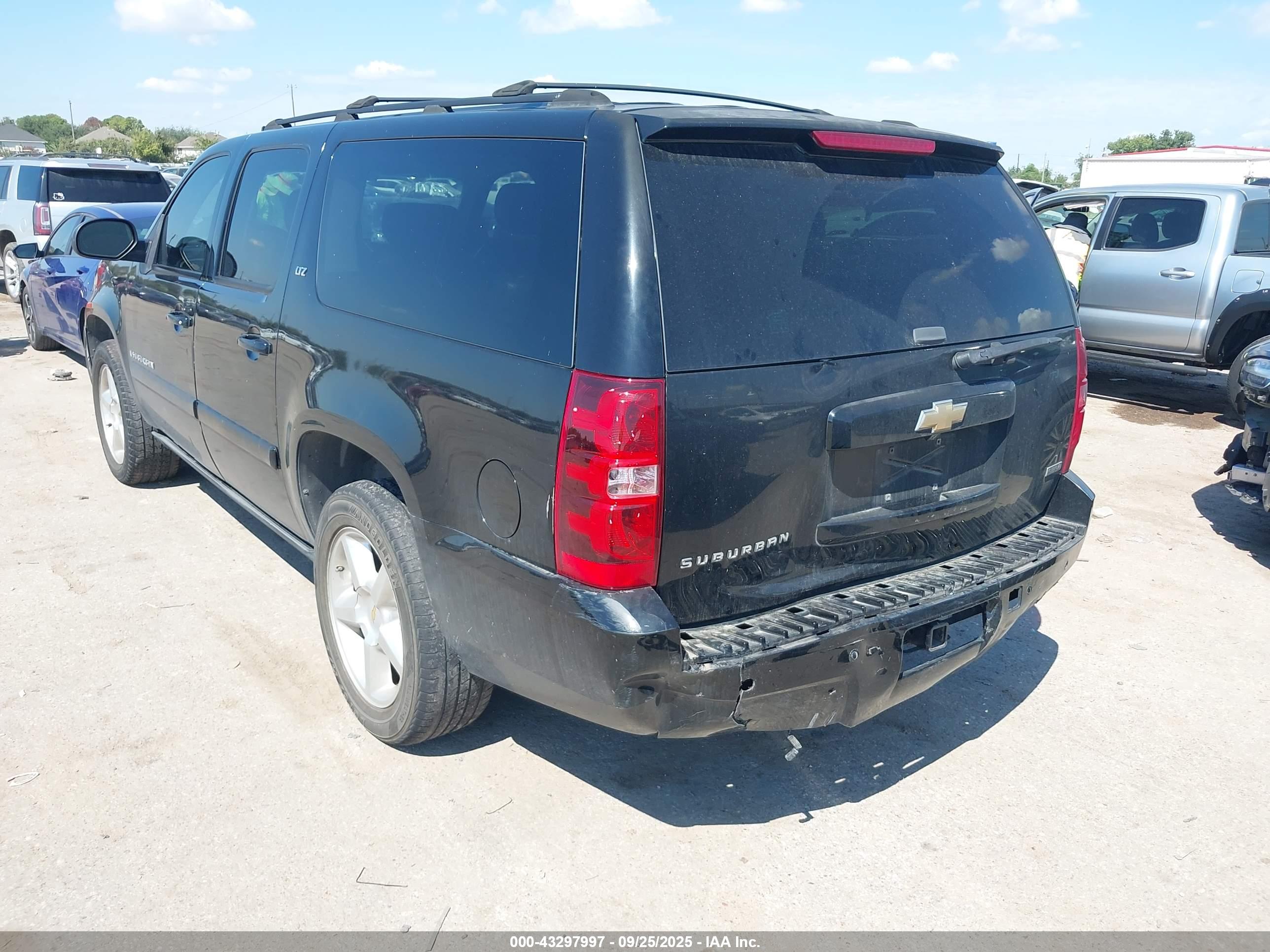 CHEVROLET SUBURBAN image 3