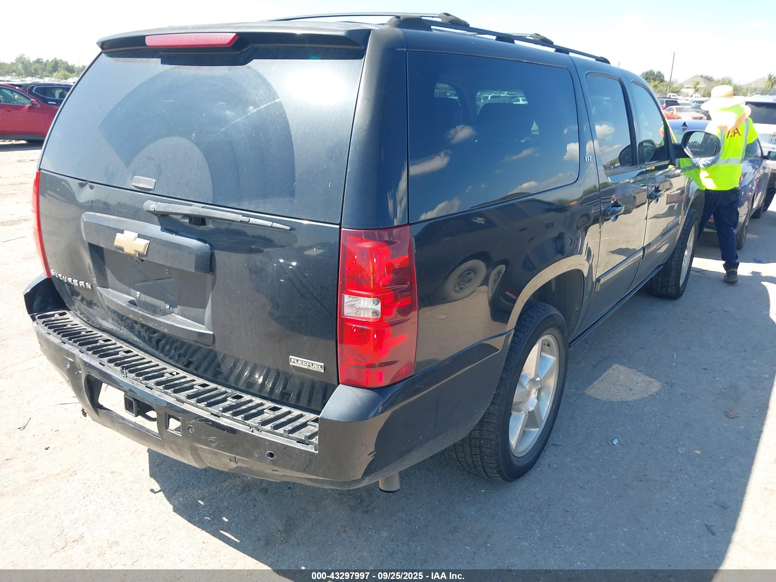 CHEVROLET SUBURBAN image 4