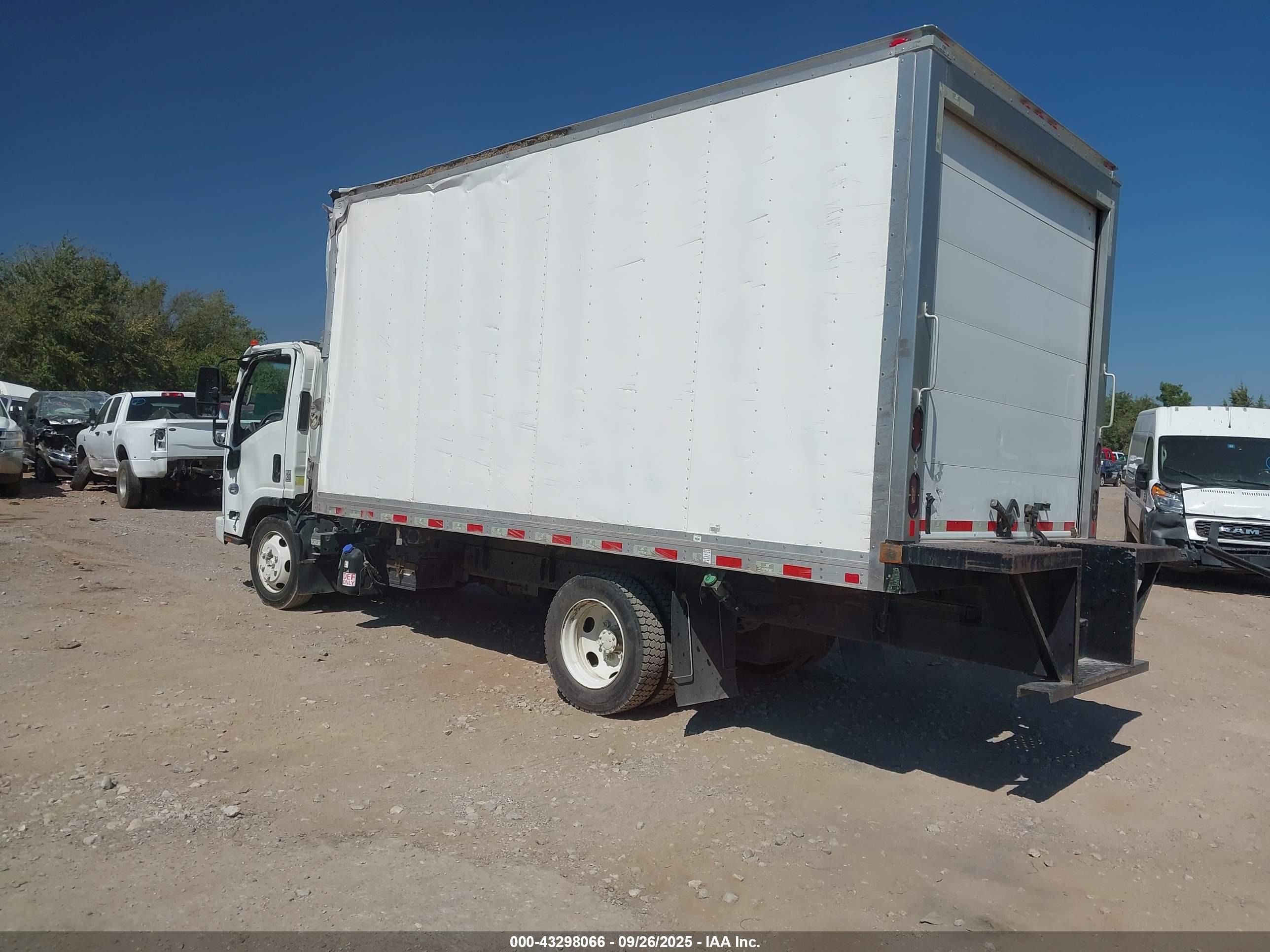 ISUZU NPR image 3
