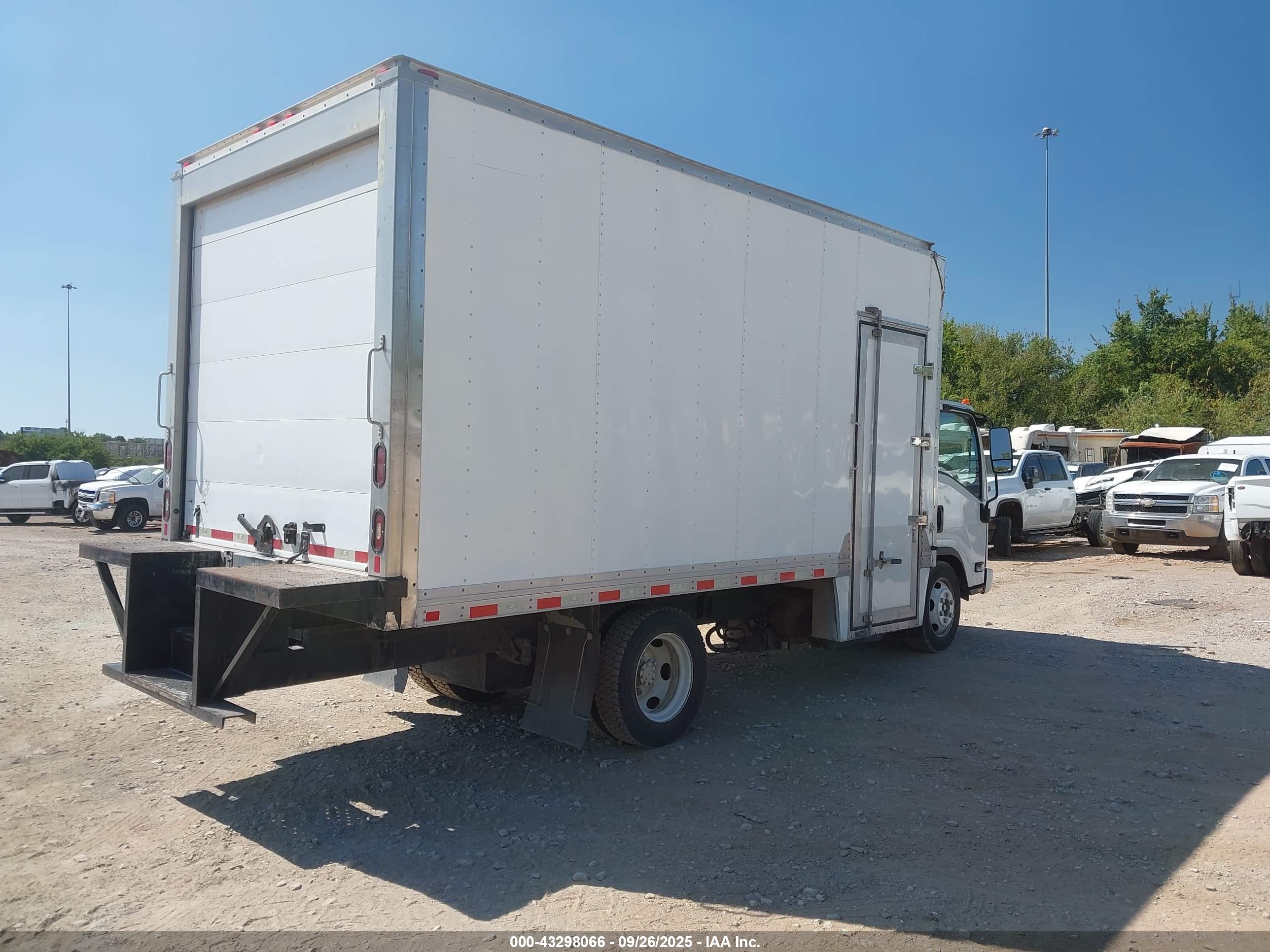 ISUZU NPR image 4