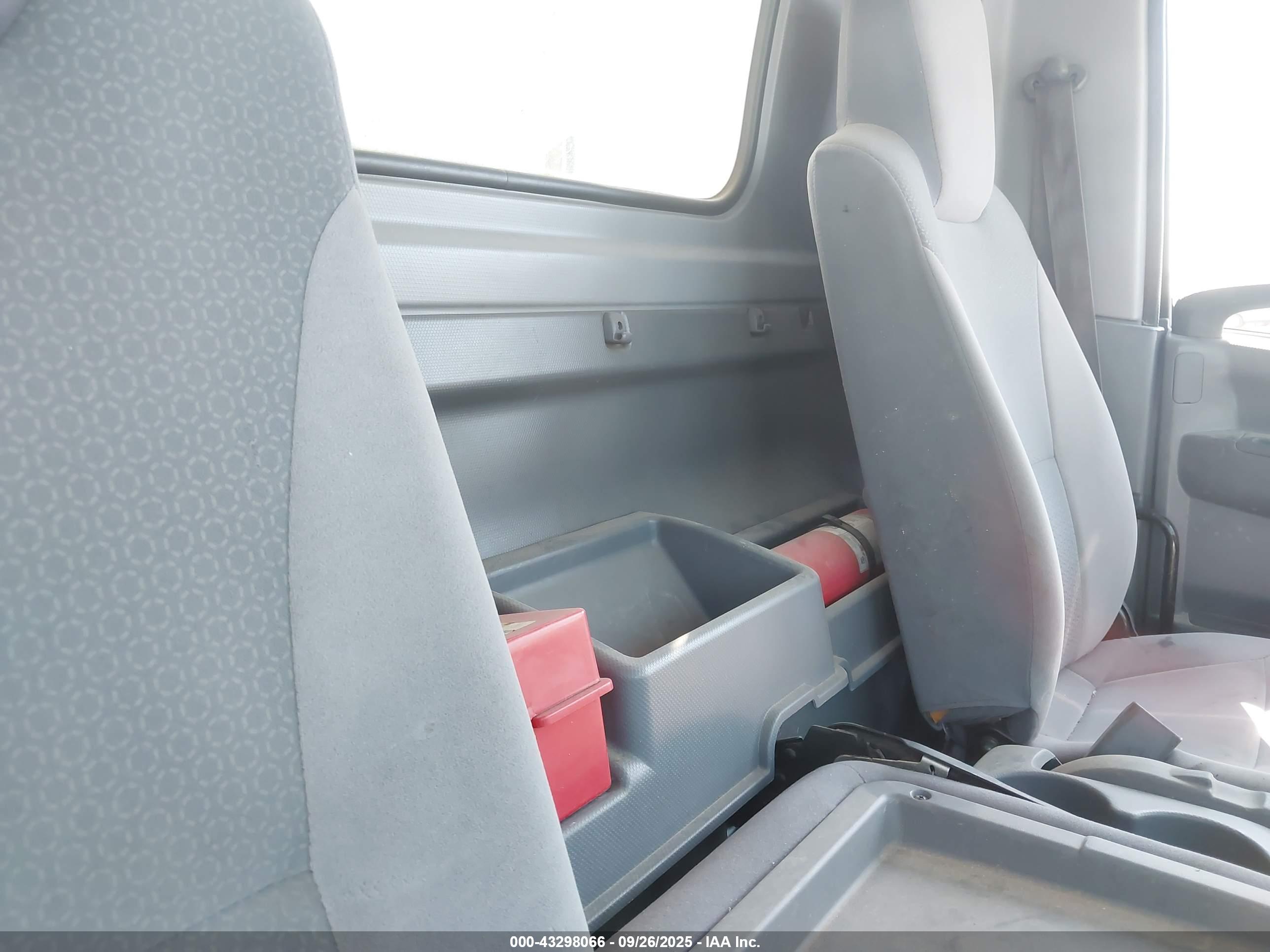 ISUZU NPR image 7