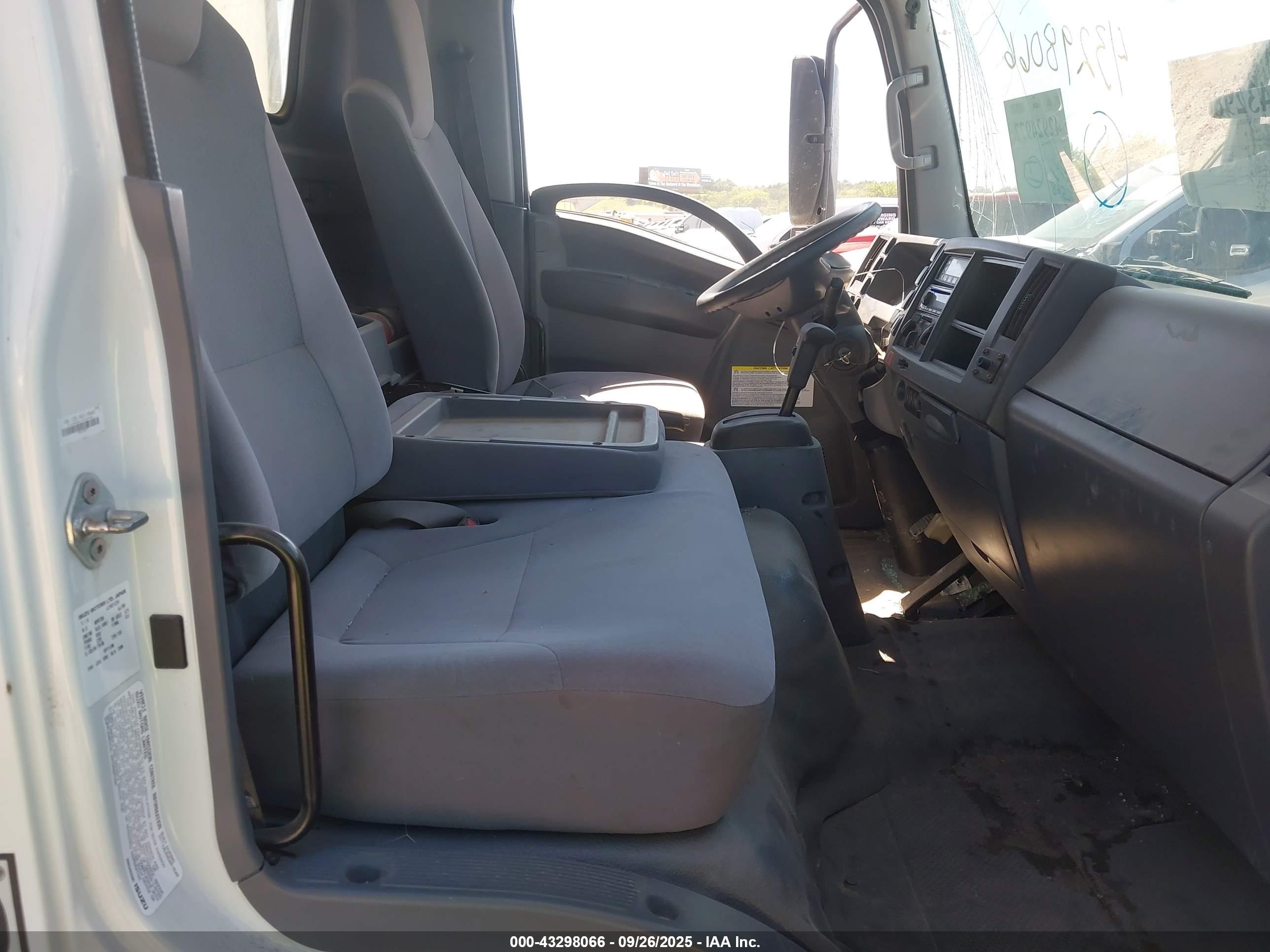 ISUZU NPR image 8