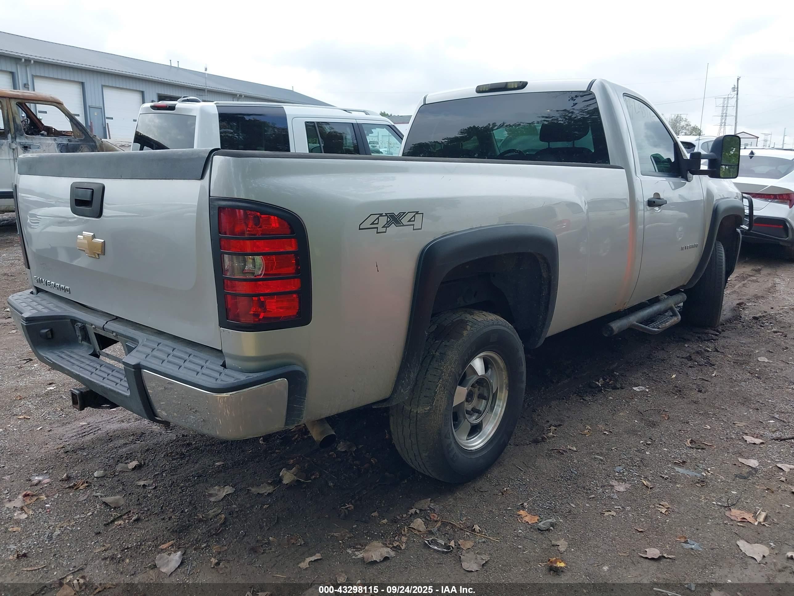CHEVROLET SILVERADO image 4