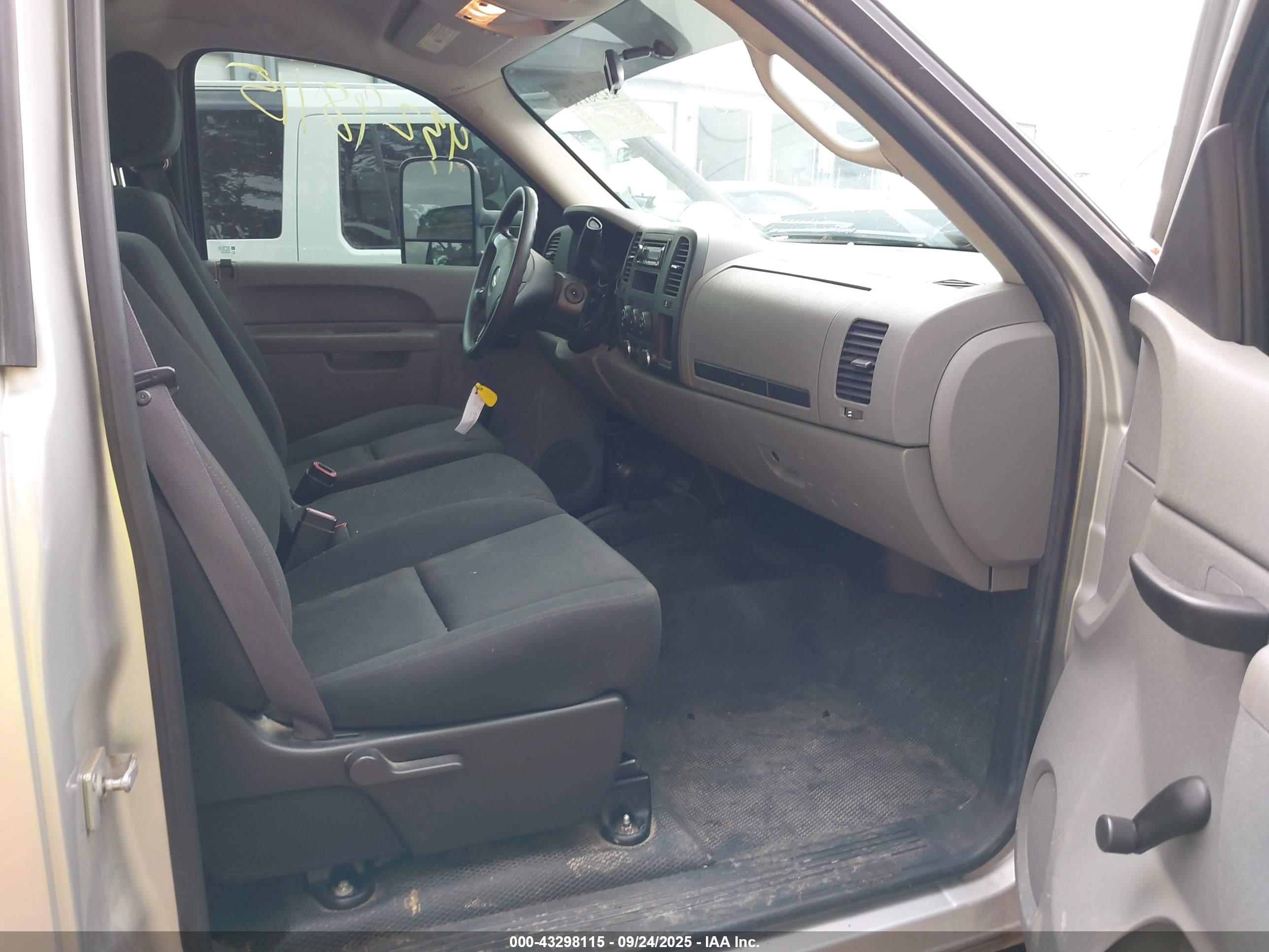 CHEVROLET SILVERADO image 5