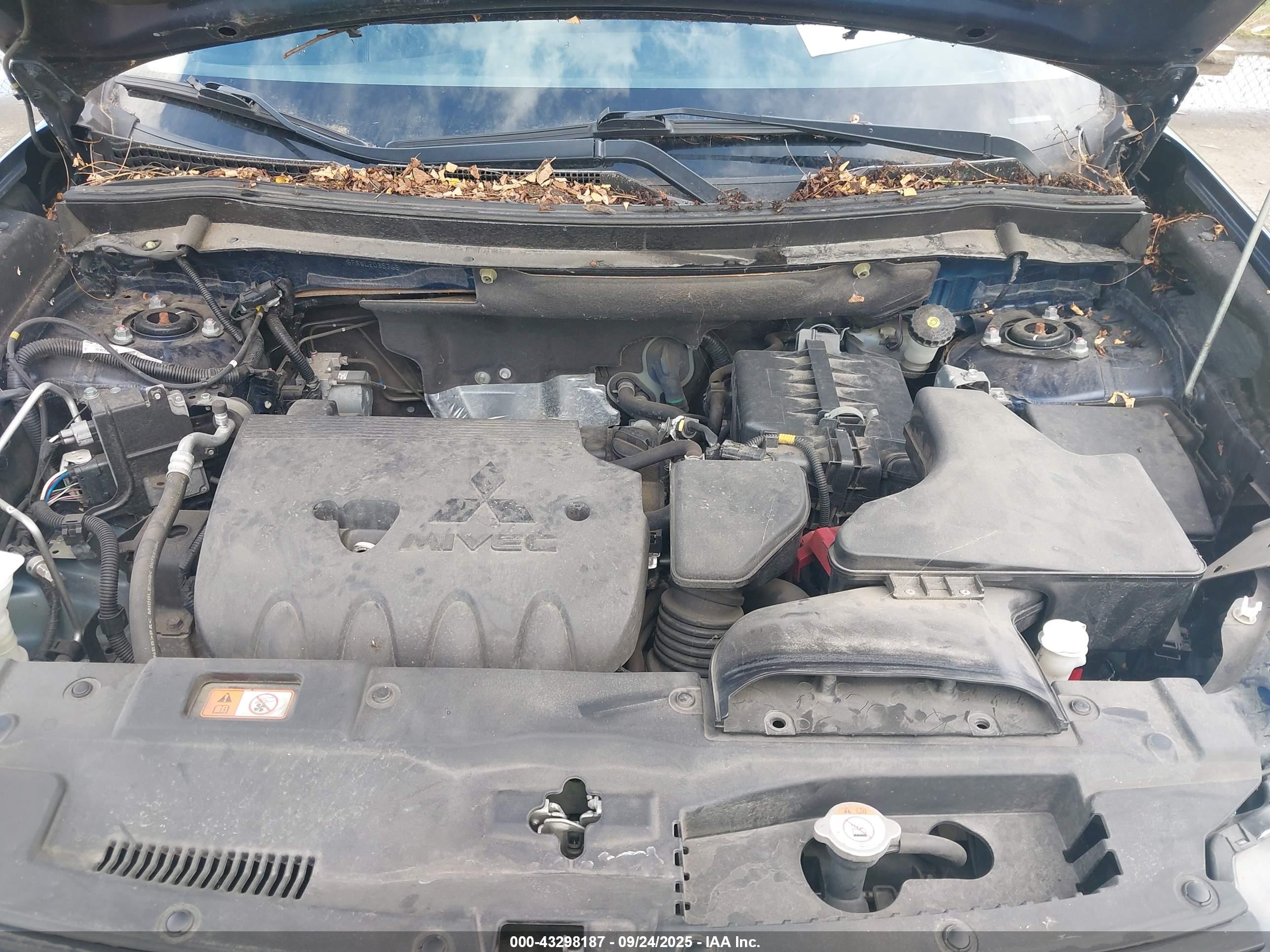 MITSUBISHI OUTLANDER image 10