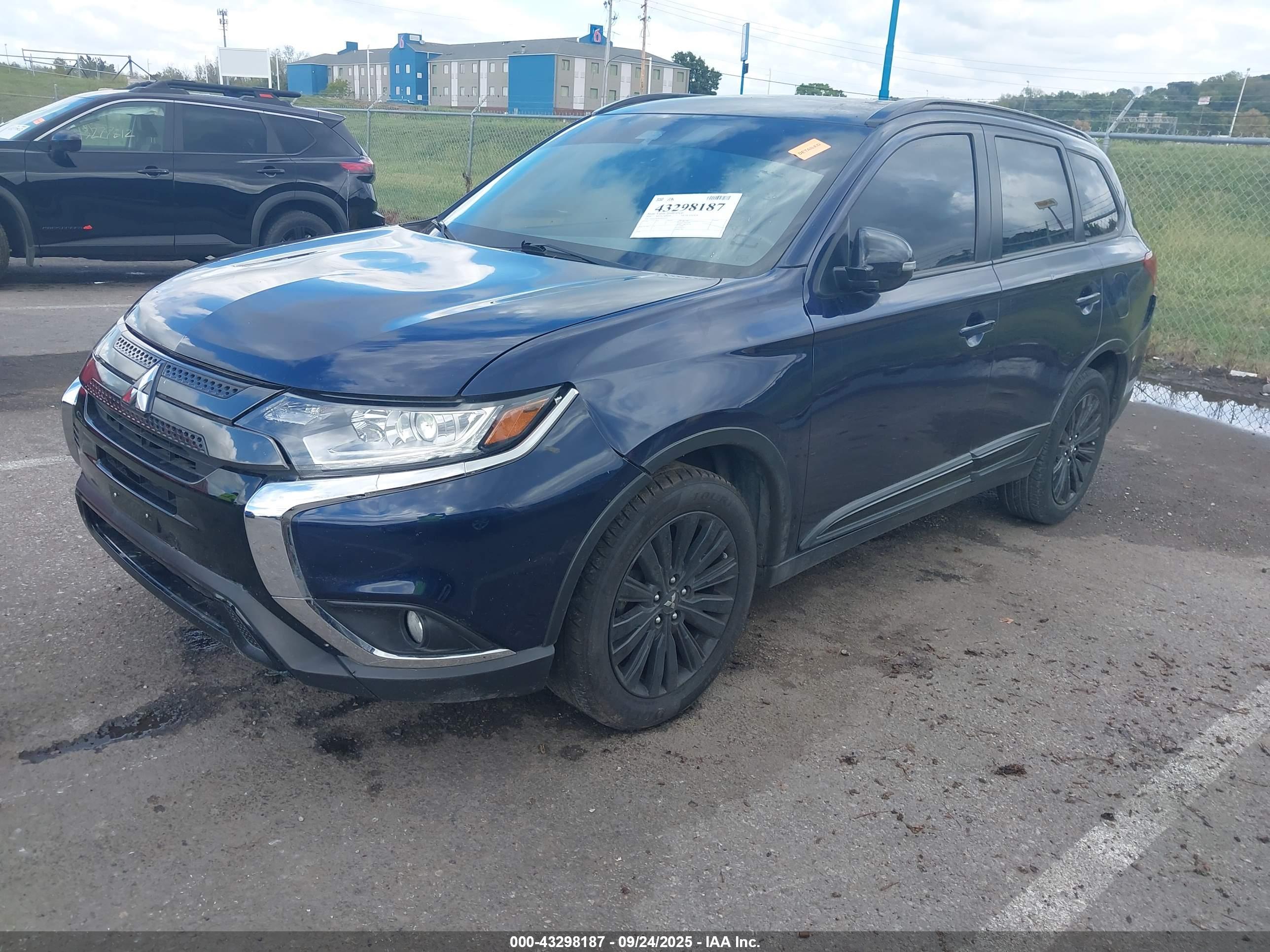 MITSUBISHI OUTLANDER image 2