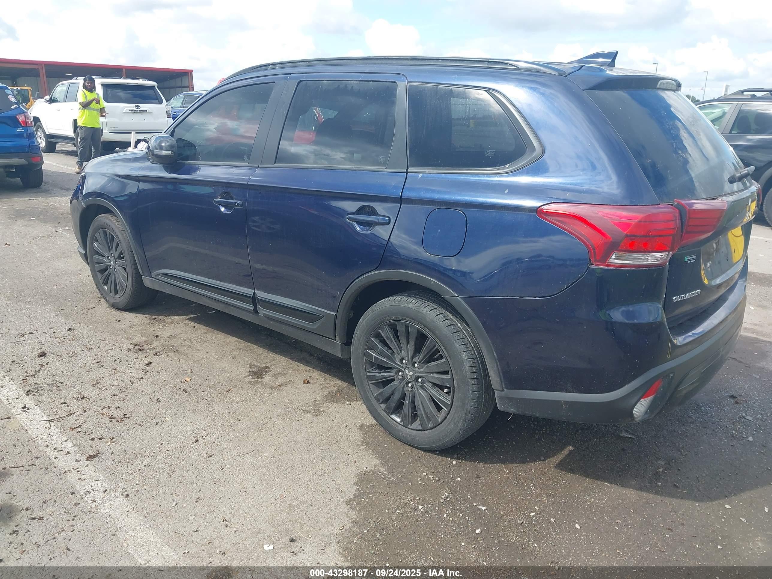 MITSUBISHI OUTLANDER image 3