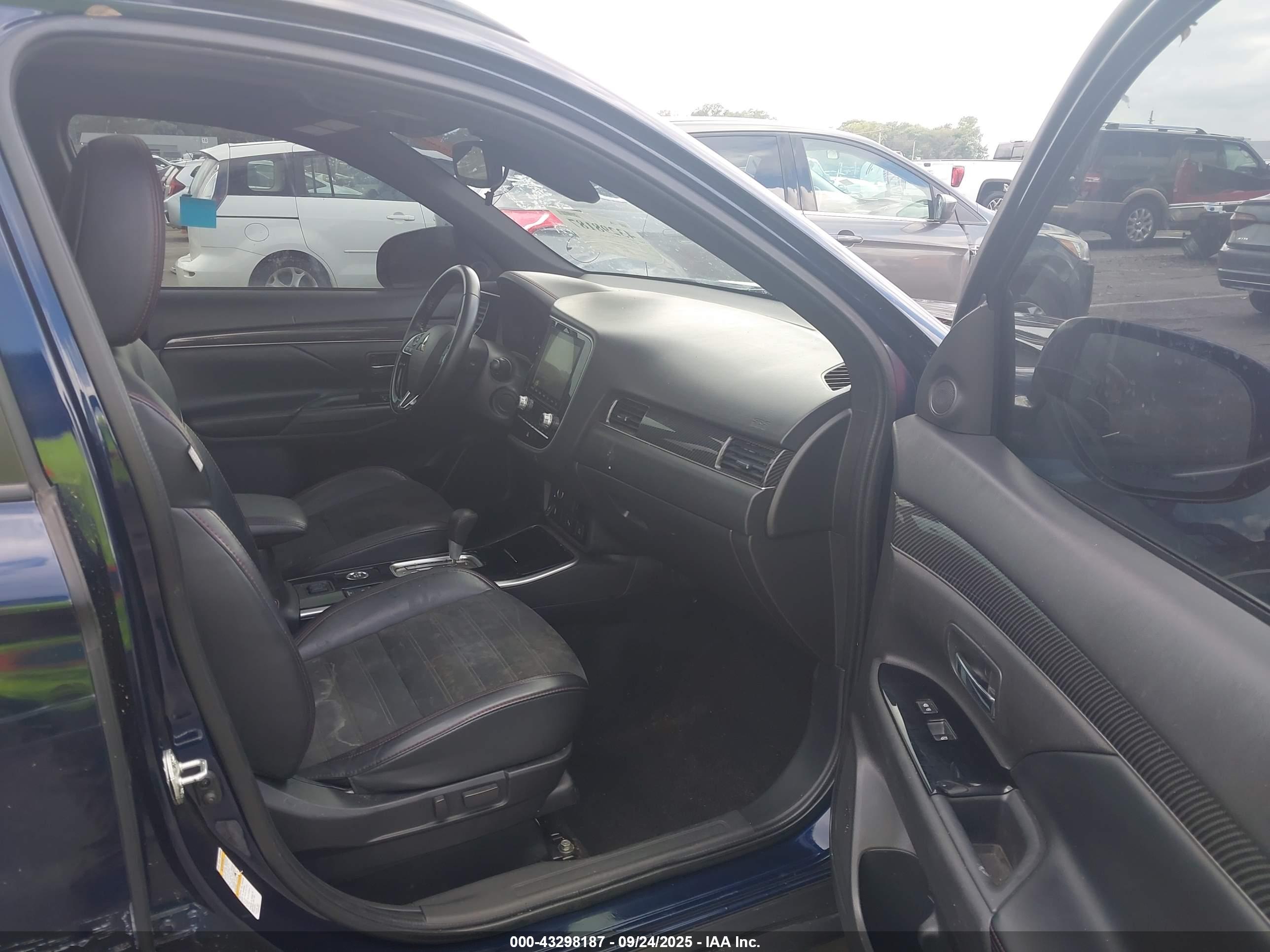 MITSUBISHI OUTLANDER image 5