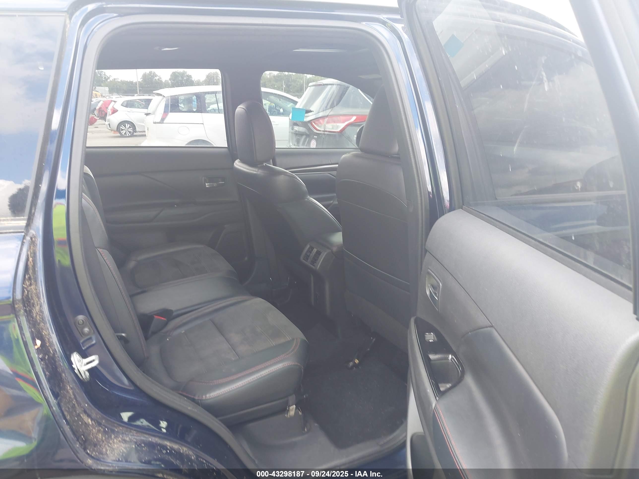 MITSUBISHI OUTLANDER image 8