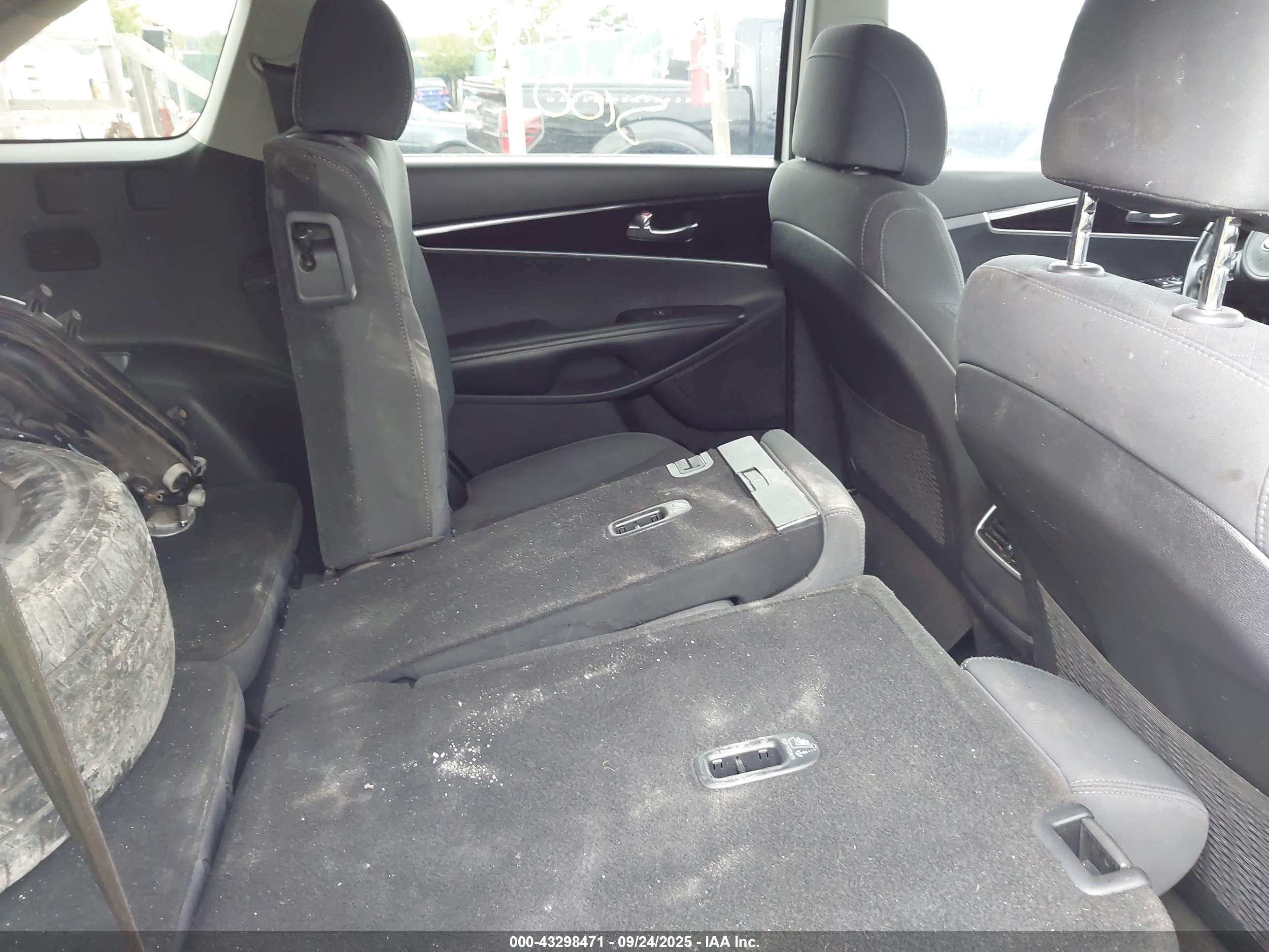 KIA SORENTO image 8