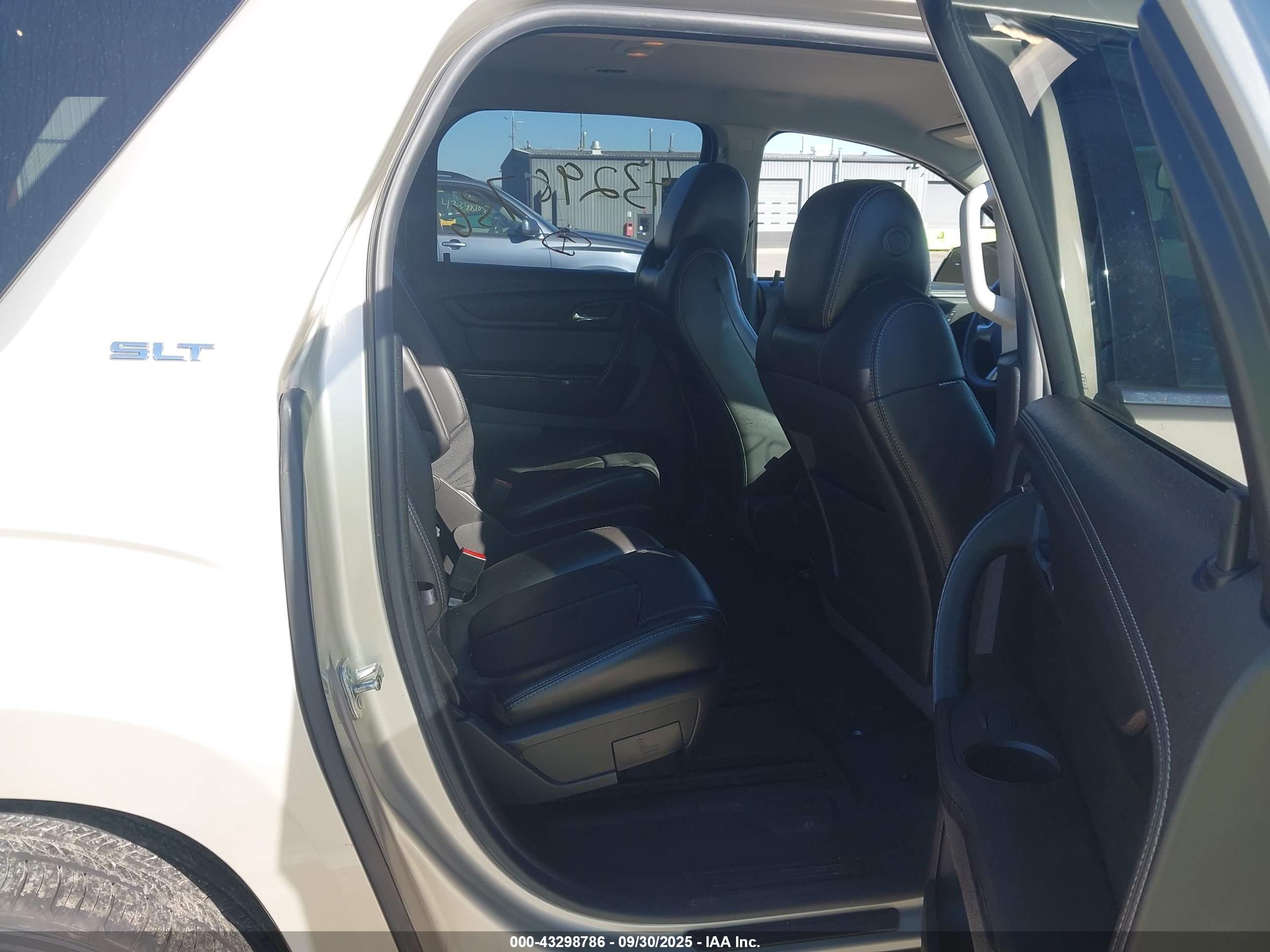 GMC ACADIA image 8