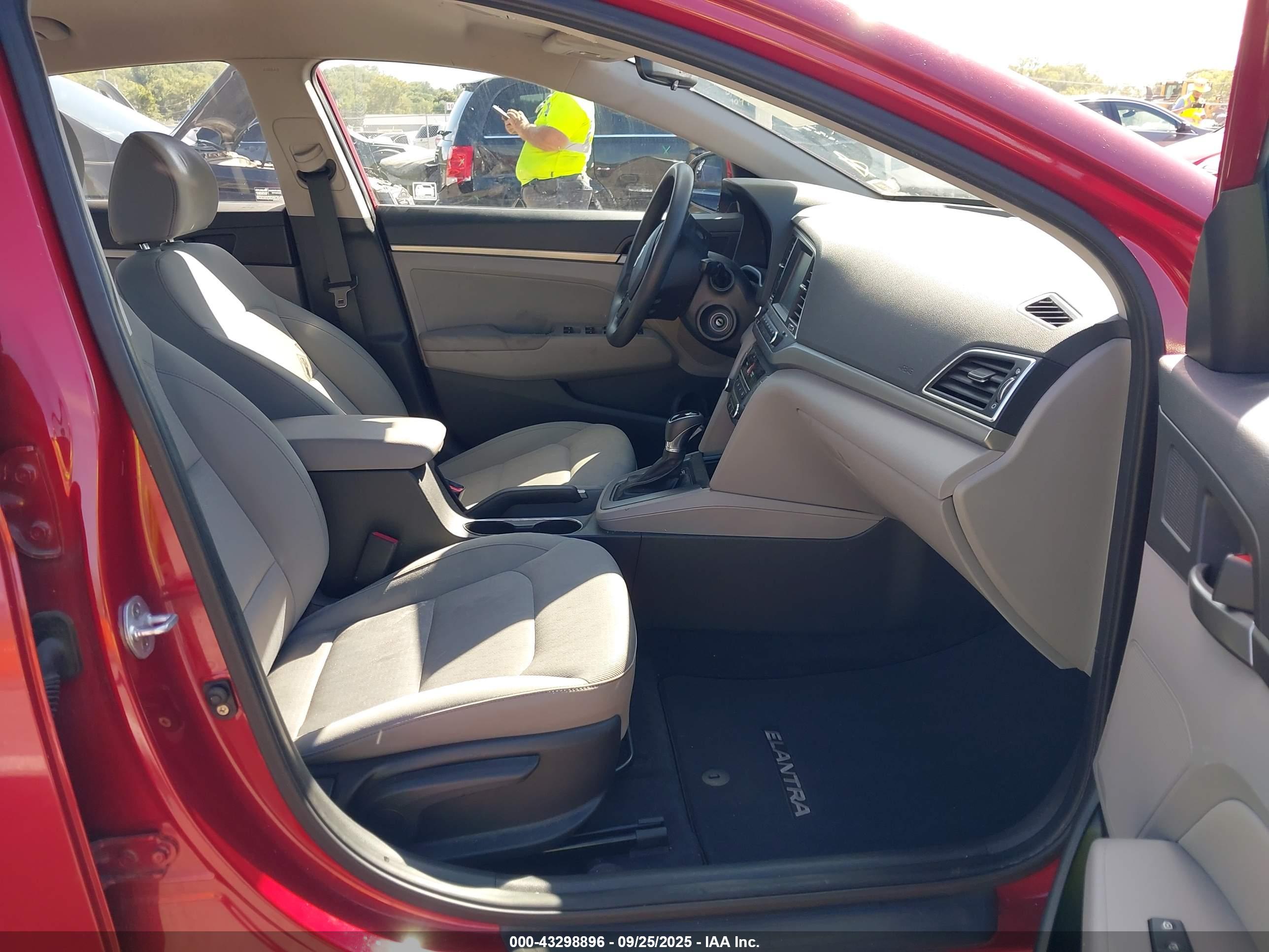 HYUNDAI ELANTRA image 5