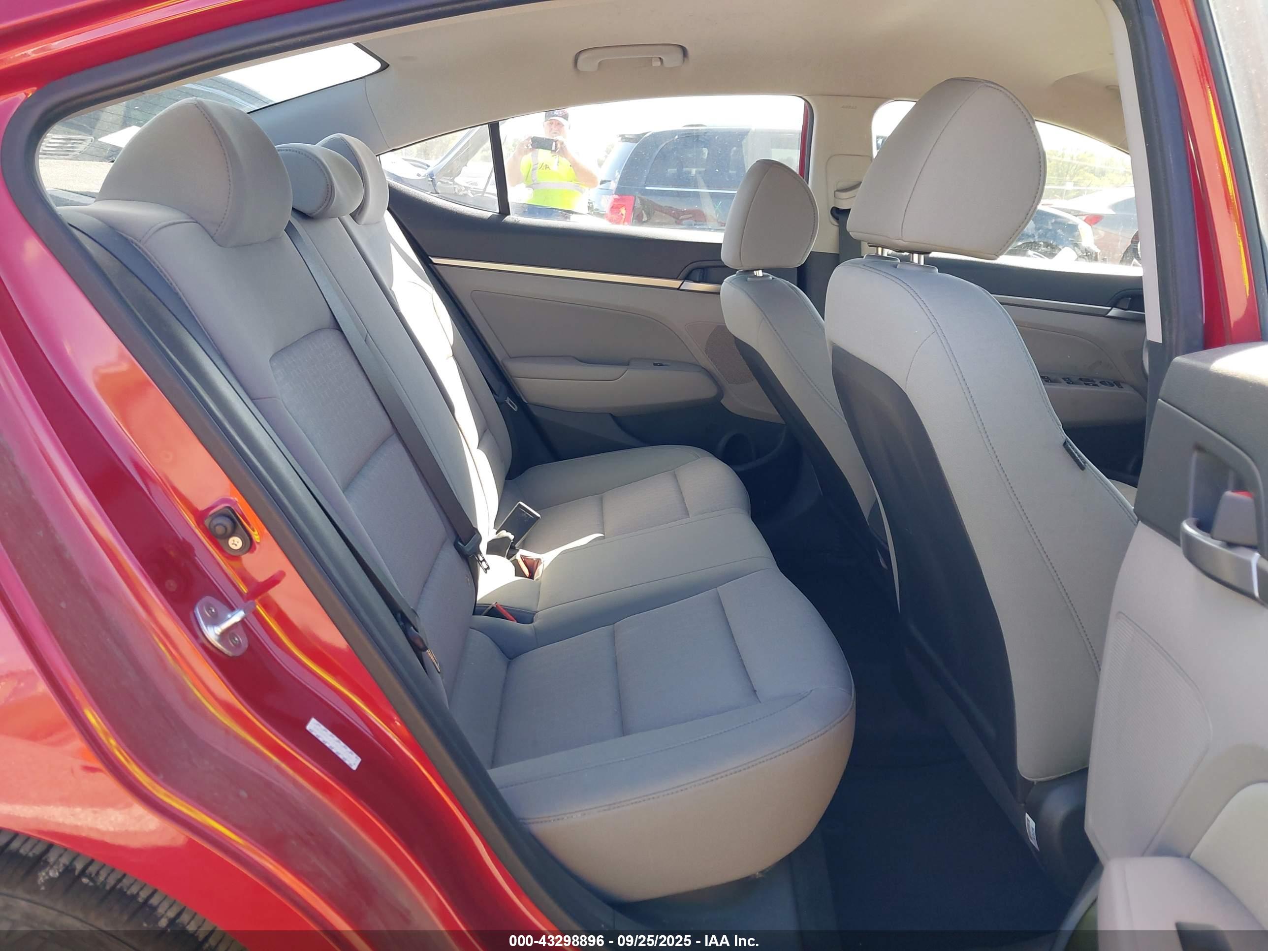 HYUNDAI ELANTRA image 8