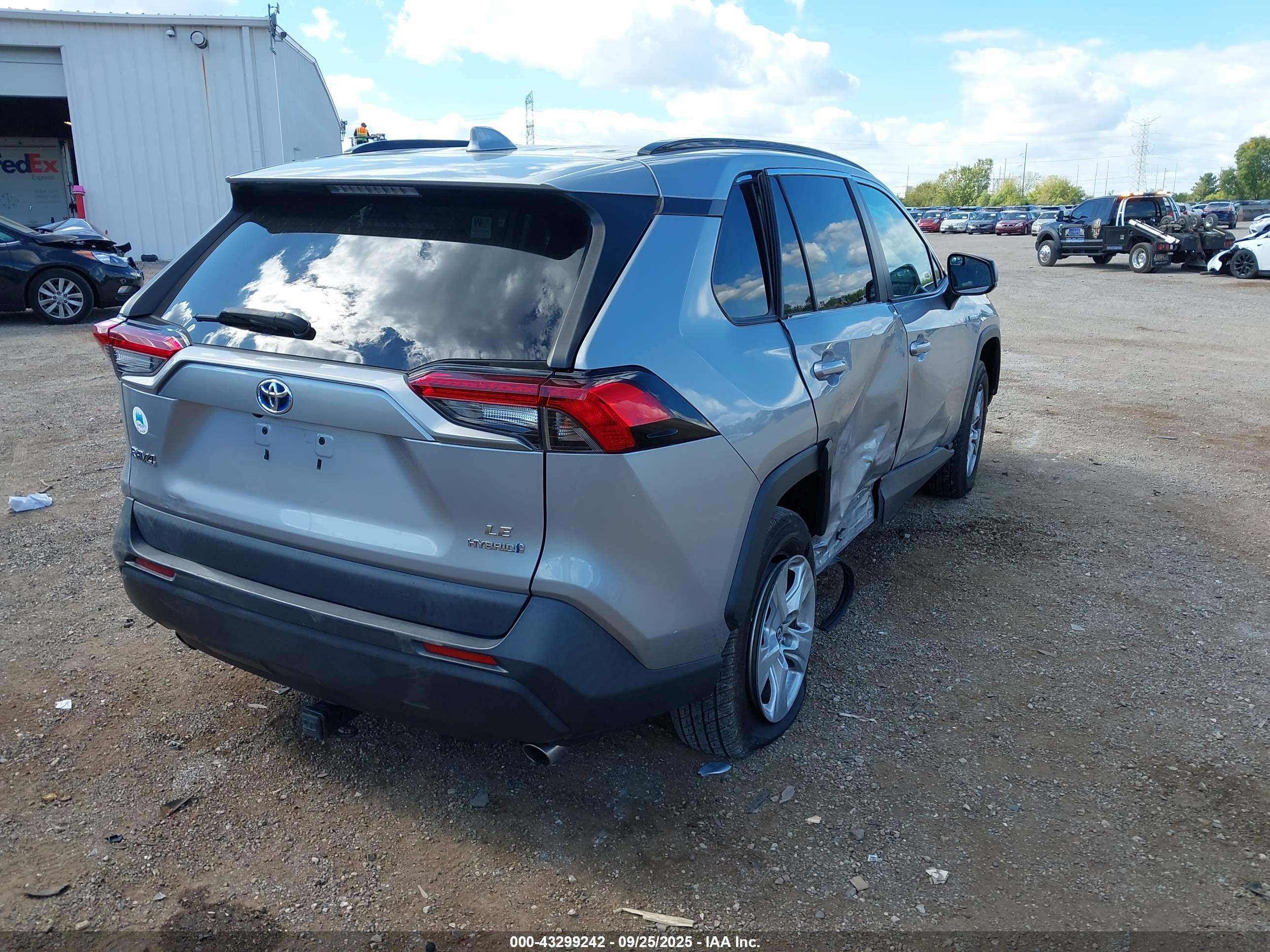 TOYOTA RAV4 image 4