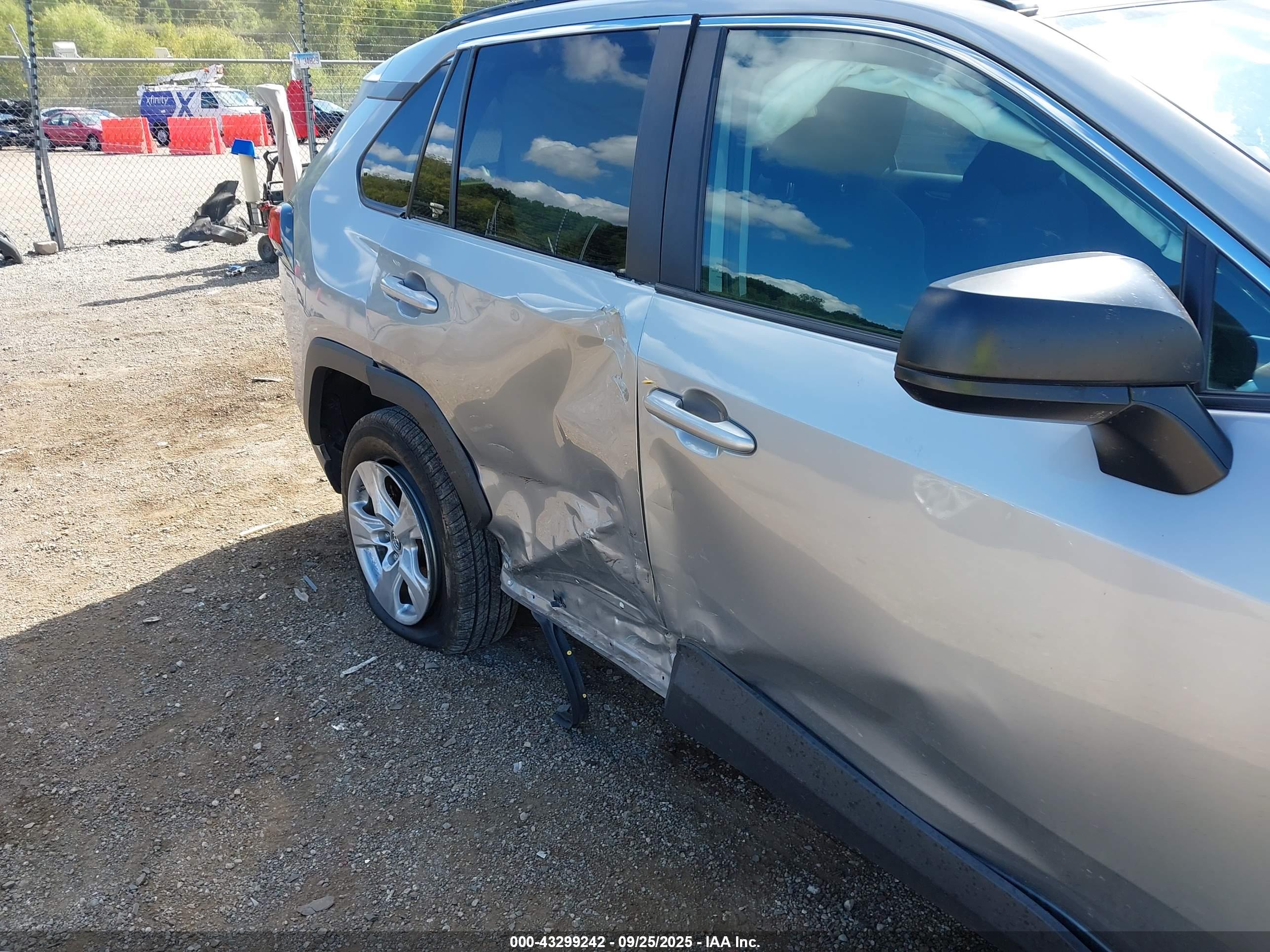 TOYOTA RAV4 image 6