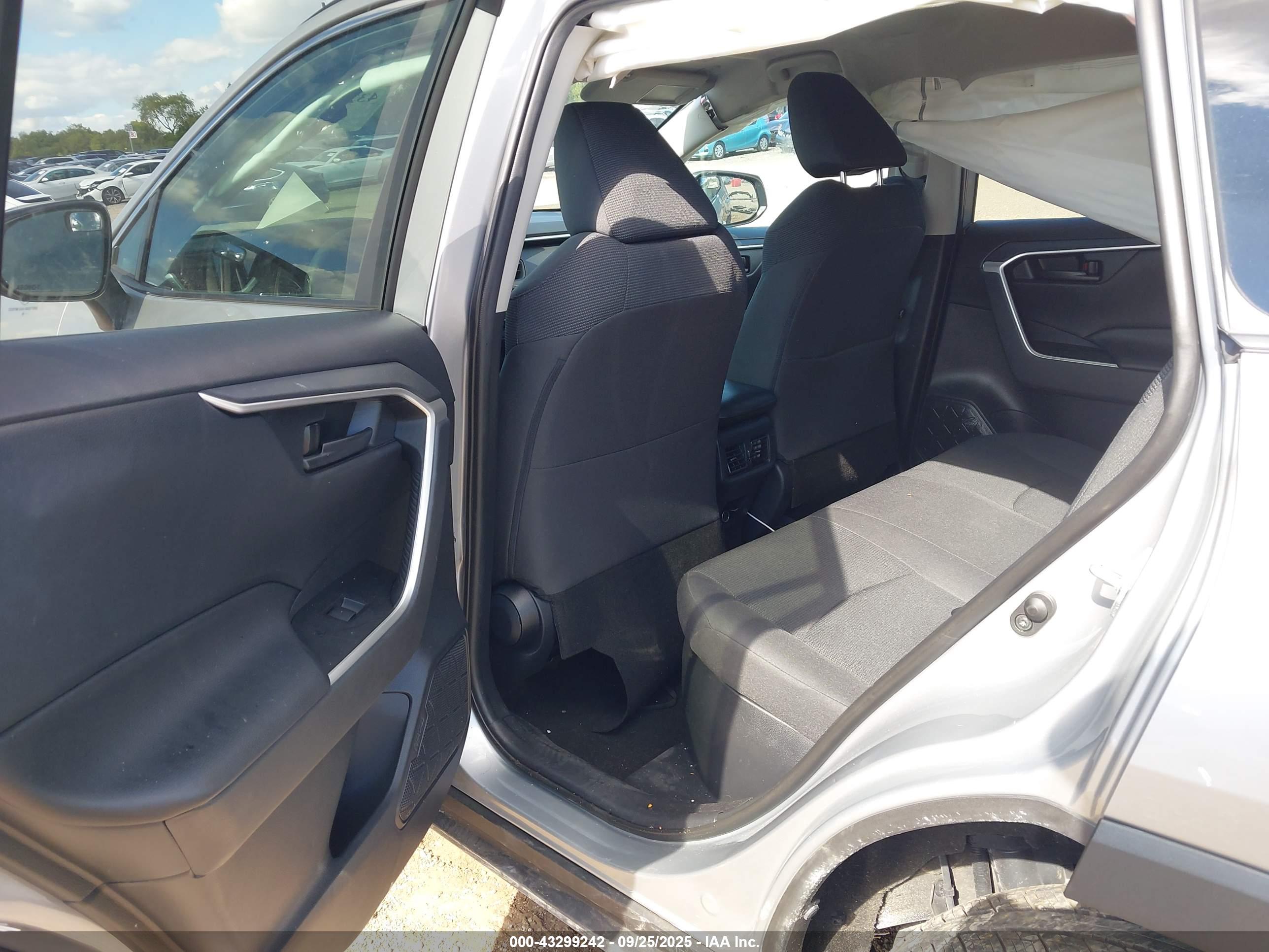 TOYOTA RAV4 image 8