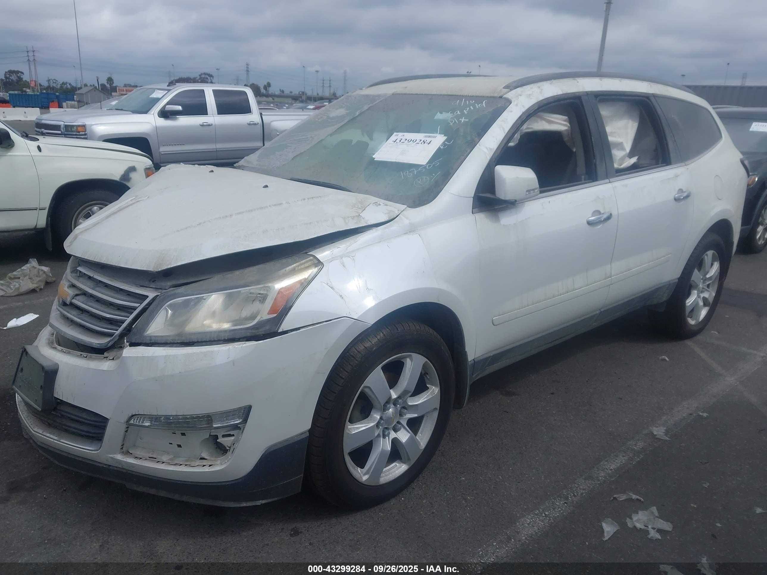 CHEVROLET TRAVERSE image 2