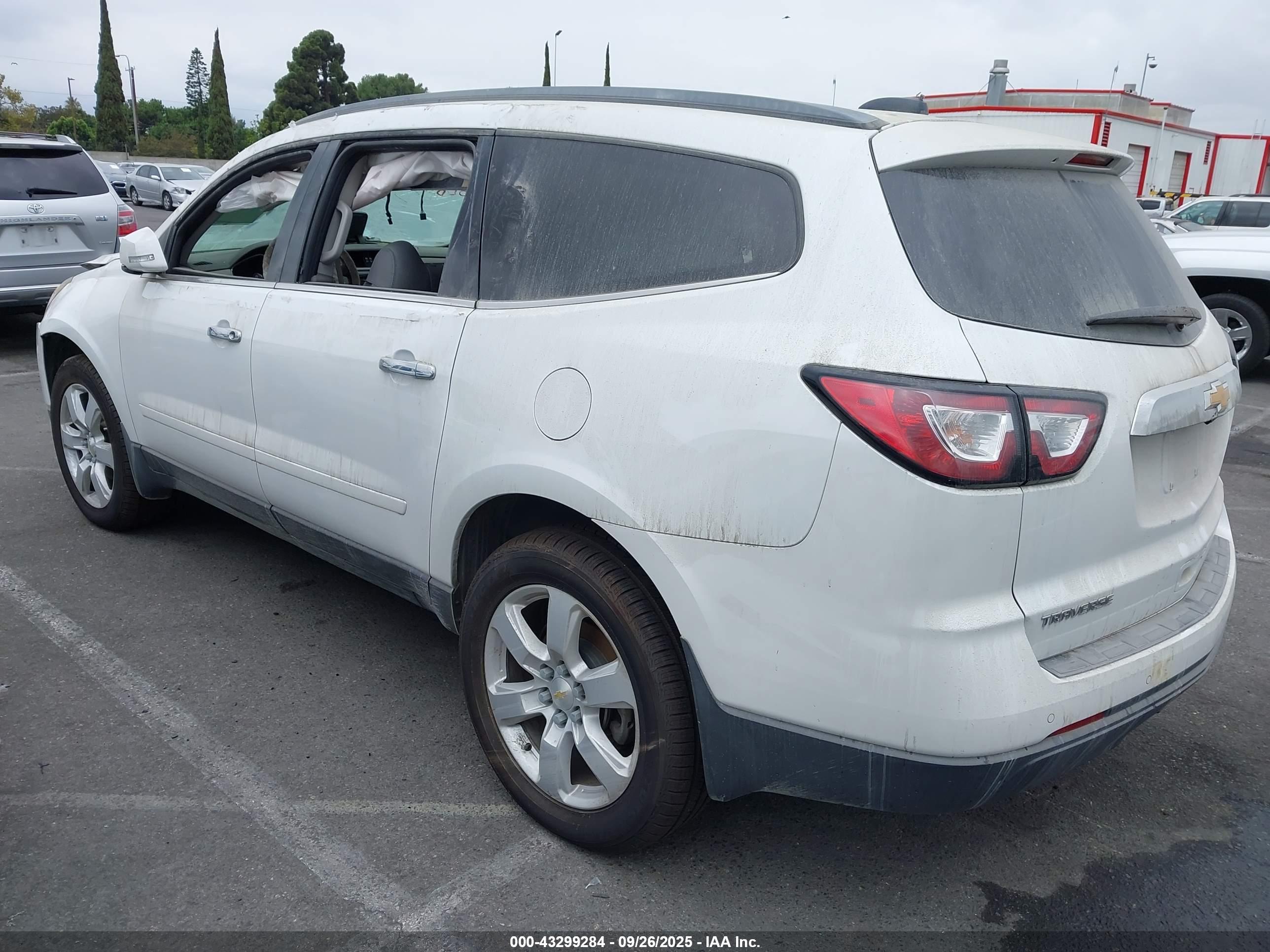 CHEVROLET TRAVERSE image 3
