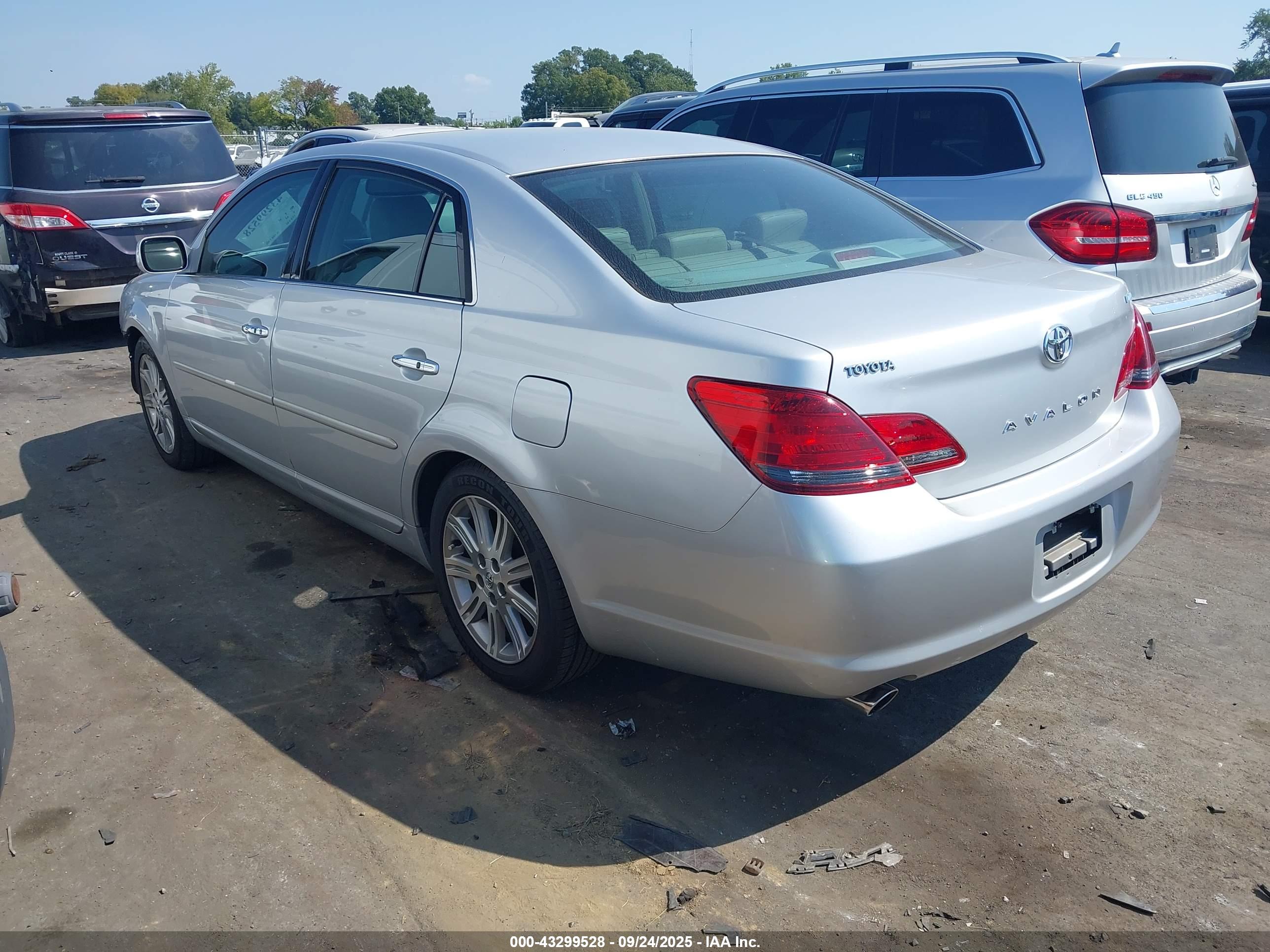 TOYOTA AVALON image 3