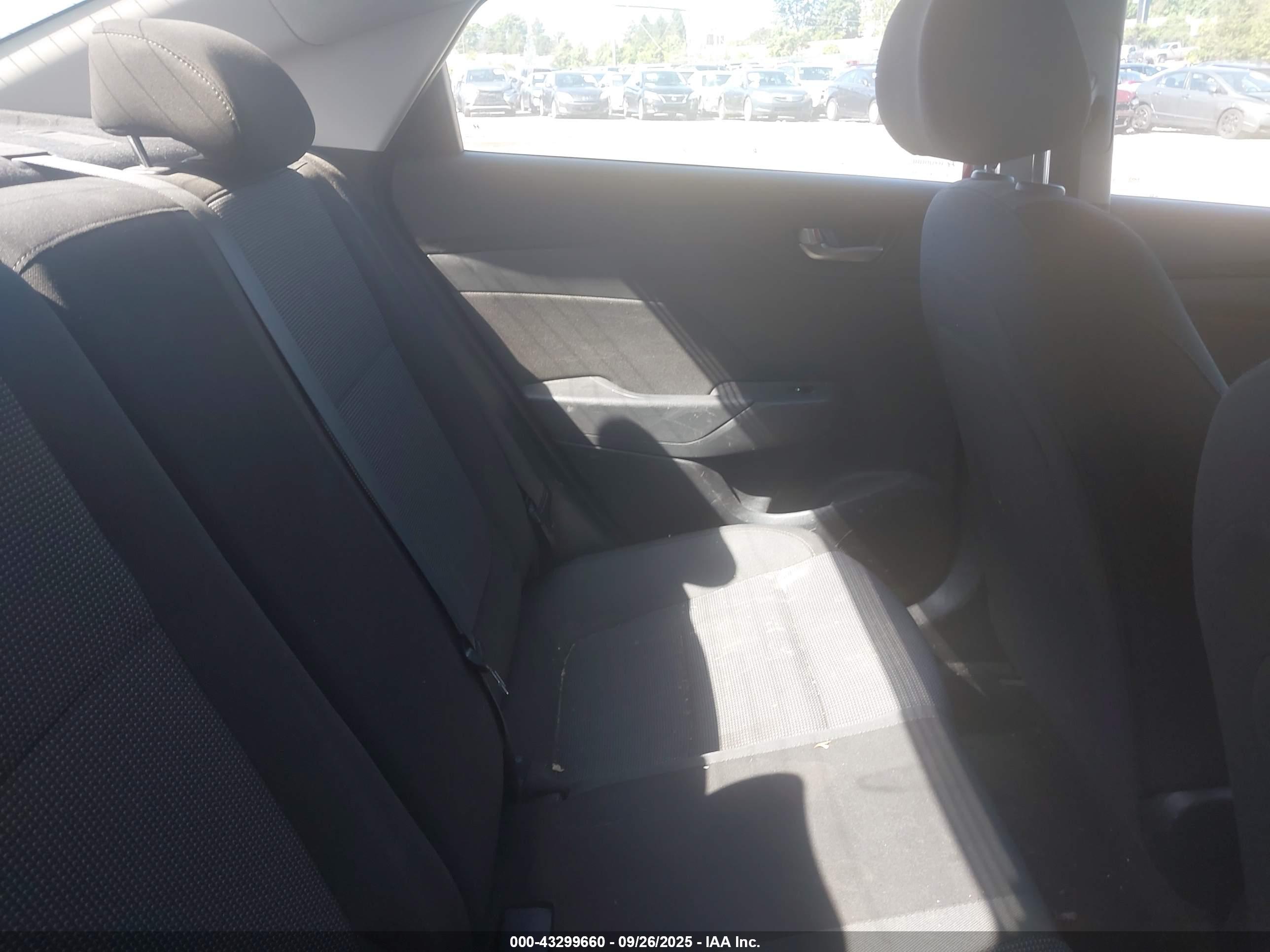 HYUNDAI ACCENT image 8