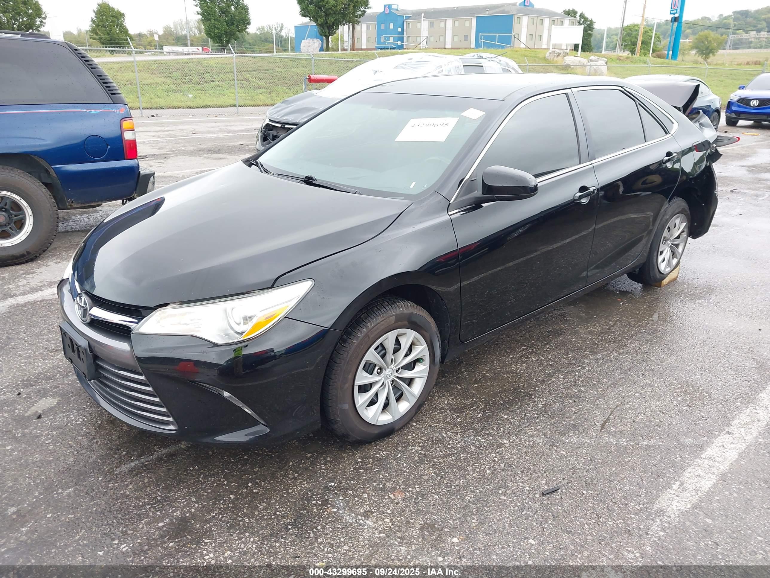 TOYOTA CAMRY image 2