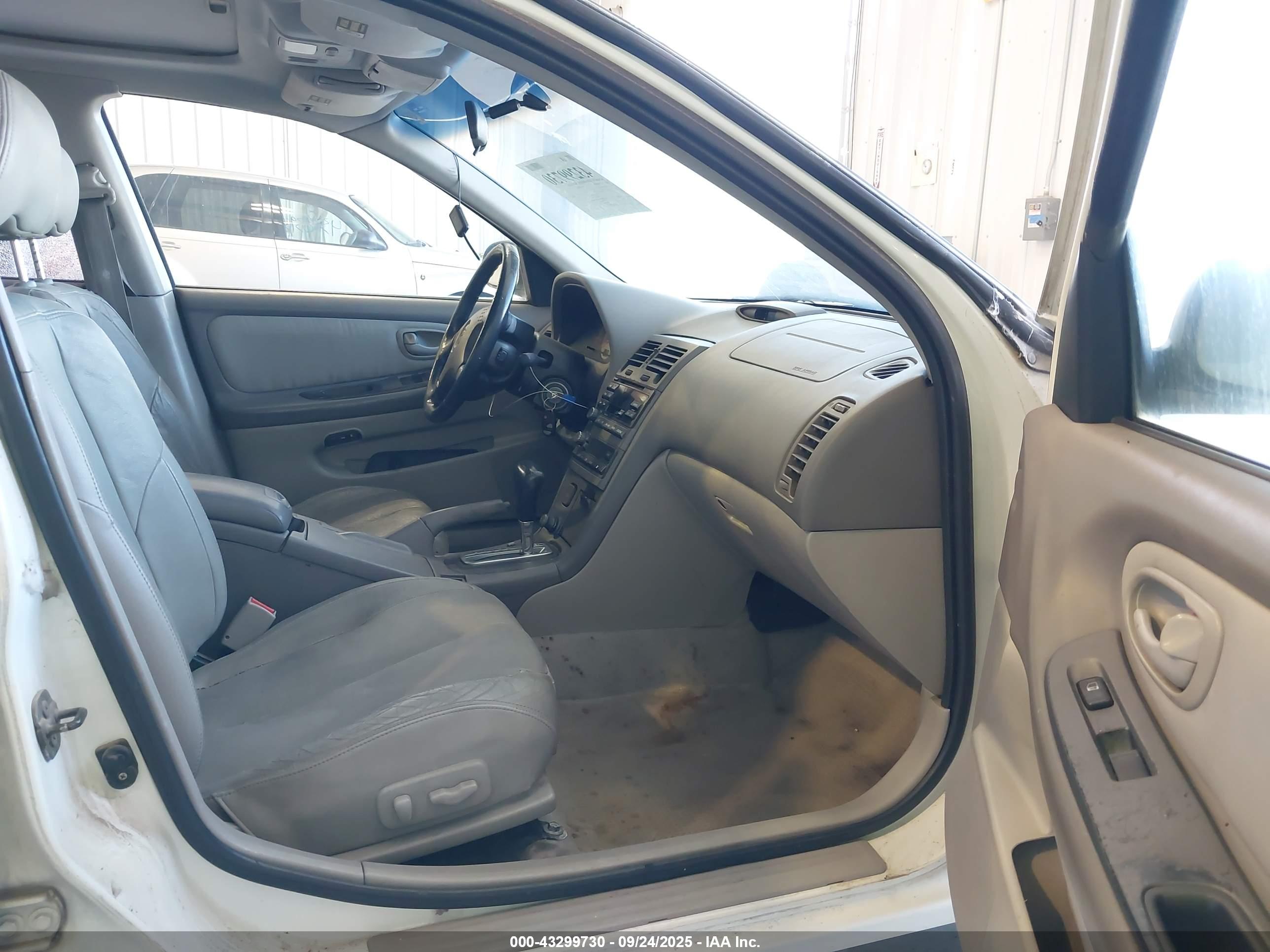 NISSAN MAXIMA image 5