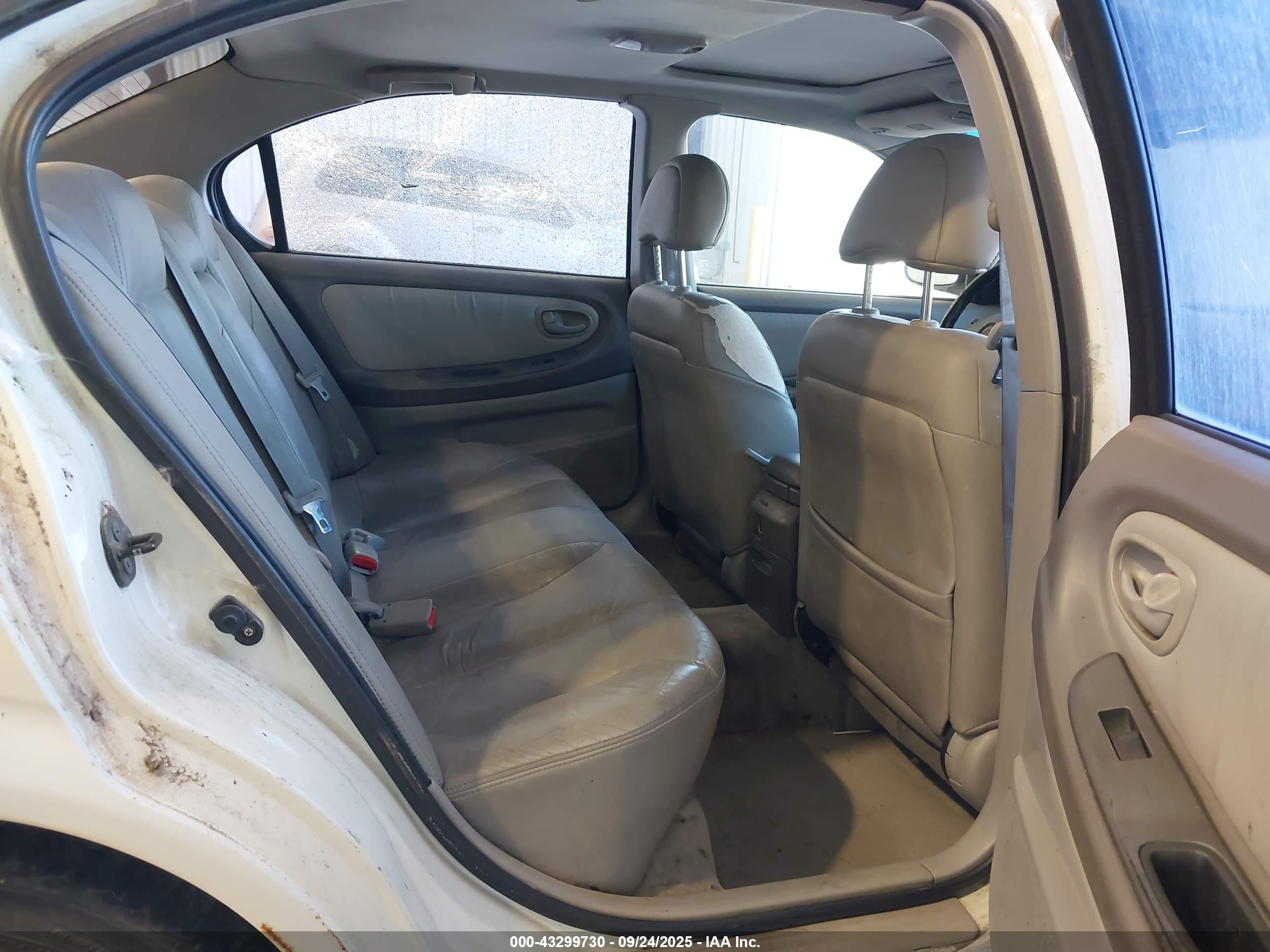 NISSAN MAXIMA image 8