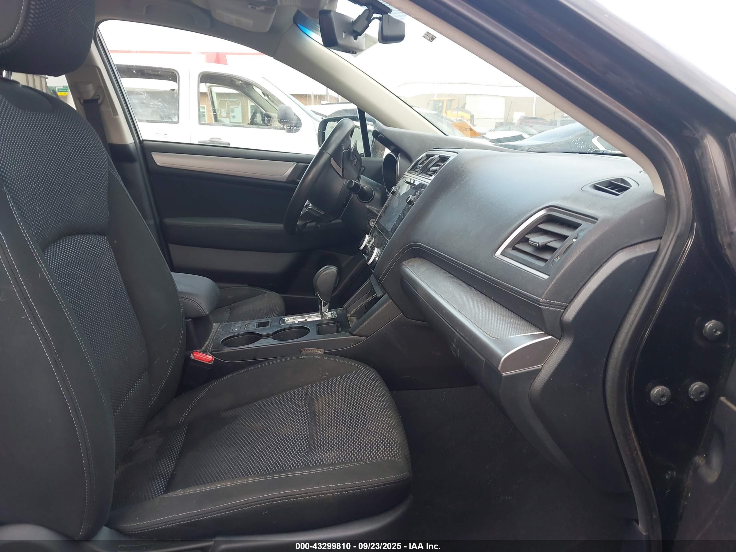 SUBARU OUTBACK image 5