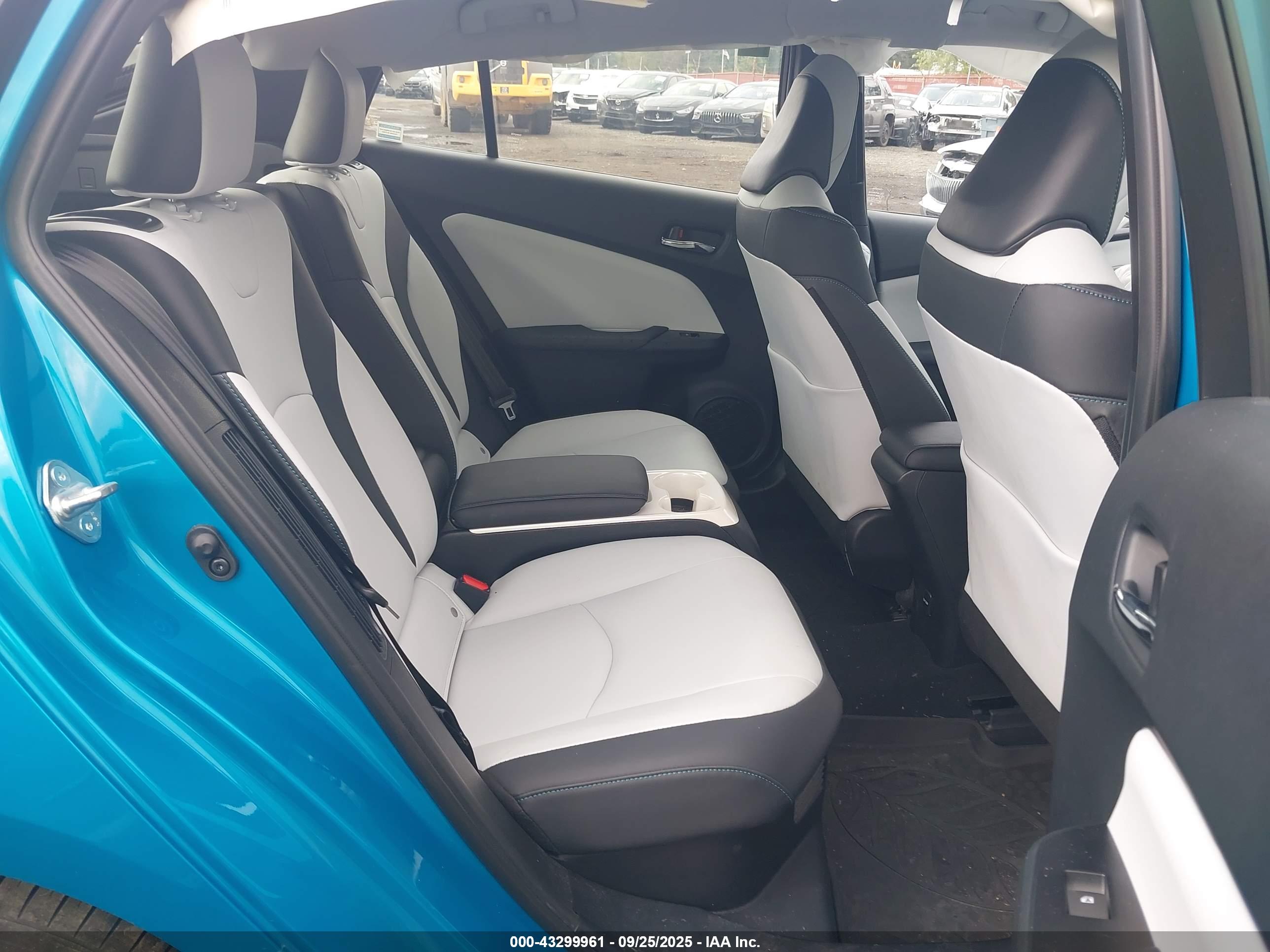 TOYOTA PRIUS image 8