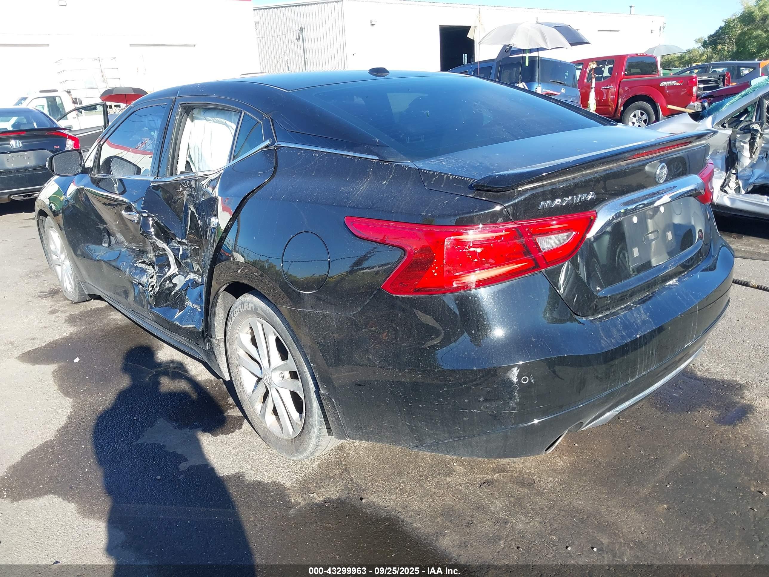 NISSAN MAXIMA image 3