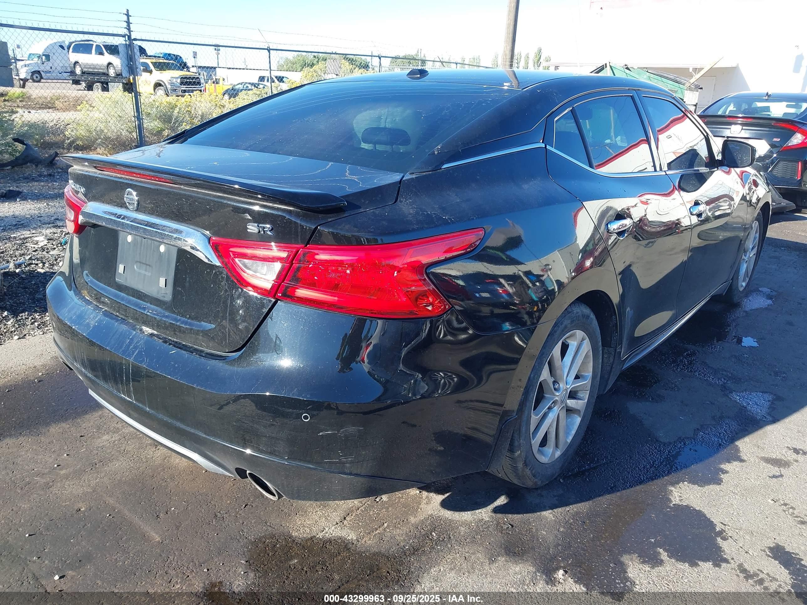 NISSAN MAXIMA image 4