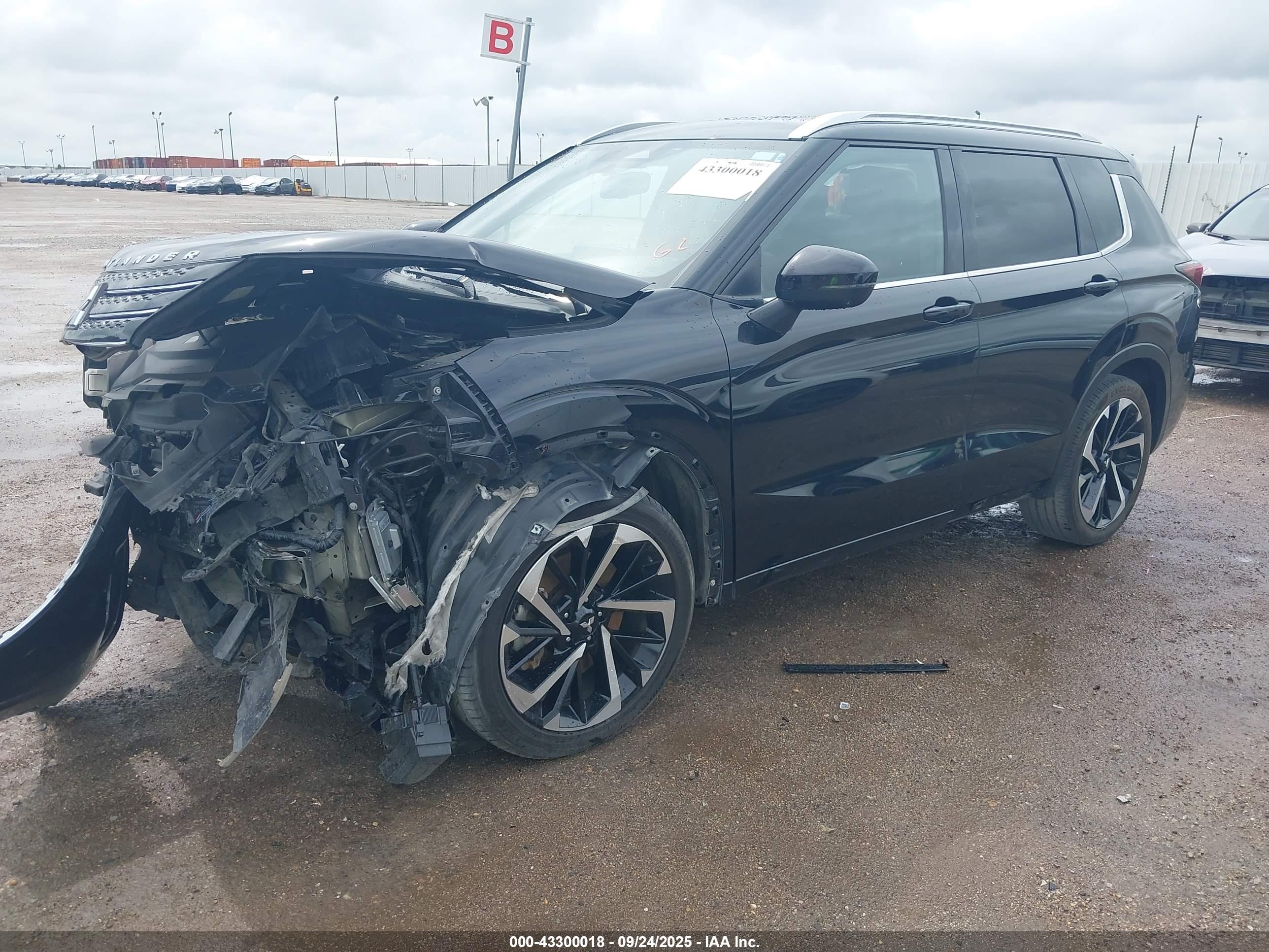 MITSUBISHI OUTLANDER image 2