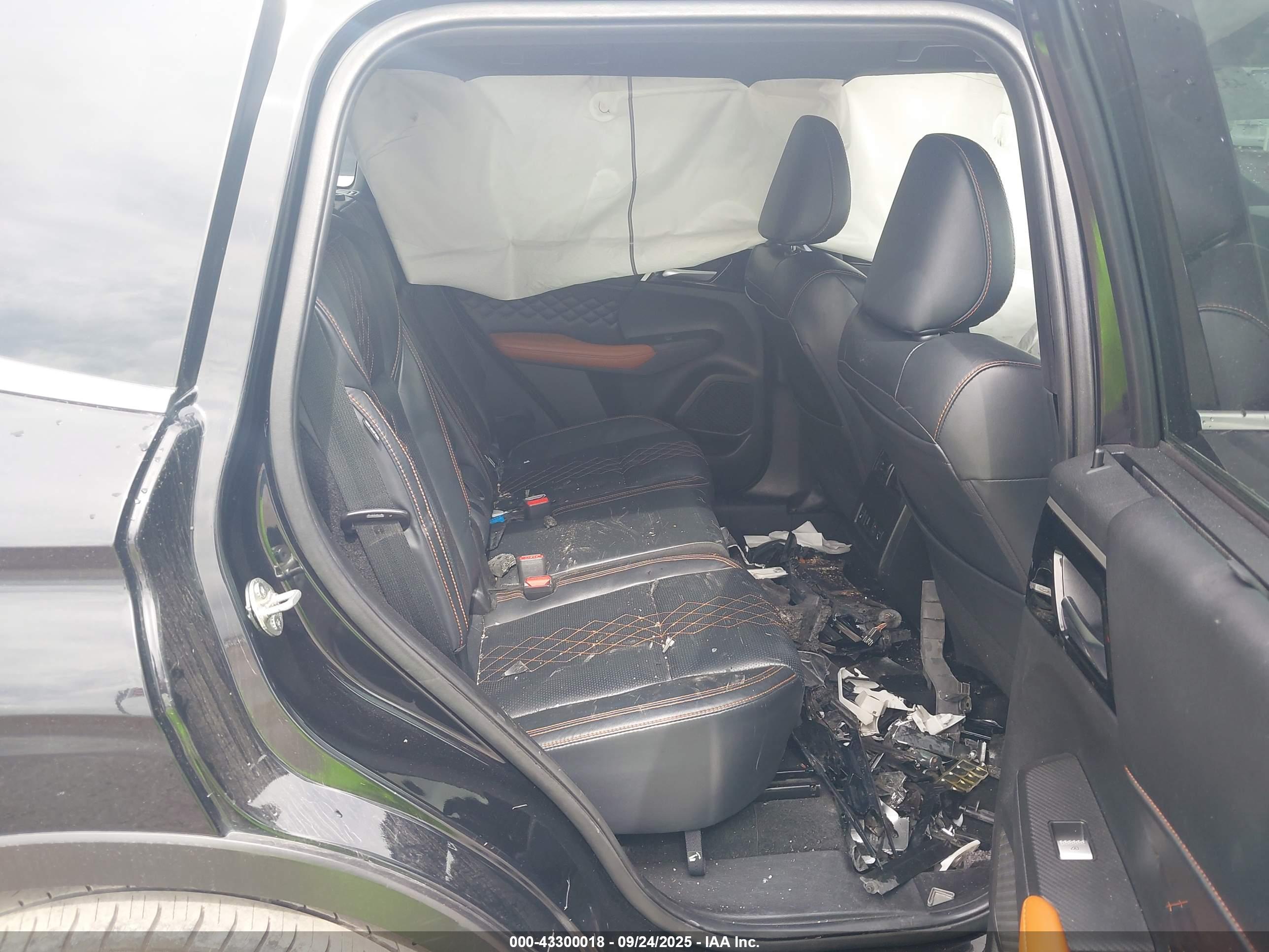 MITSUBISHI OUTLANDER image 8