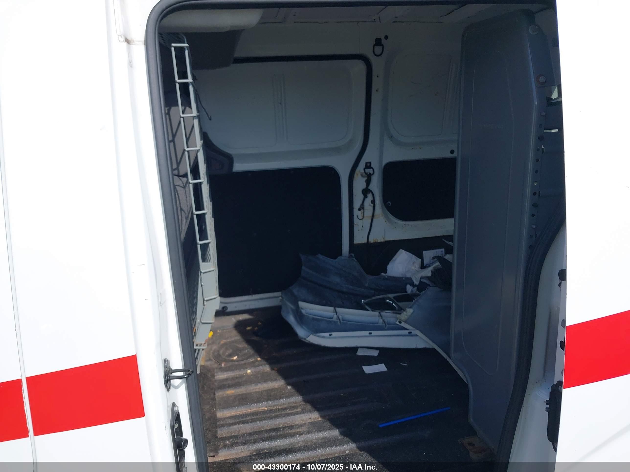 NISSAN NV200 image 8